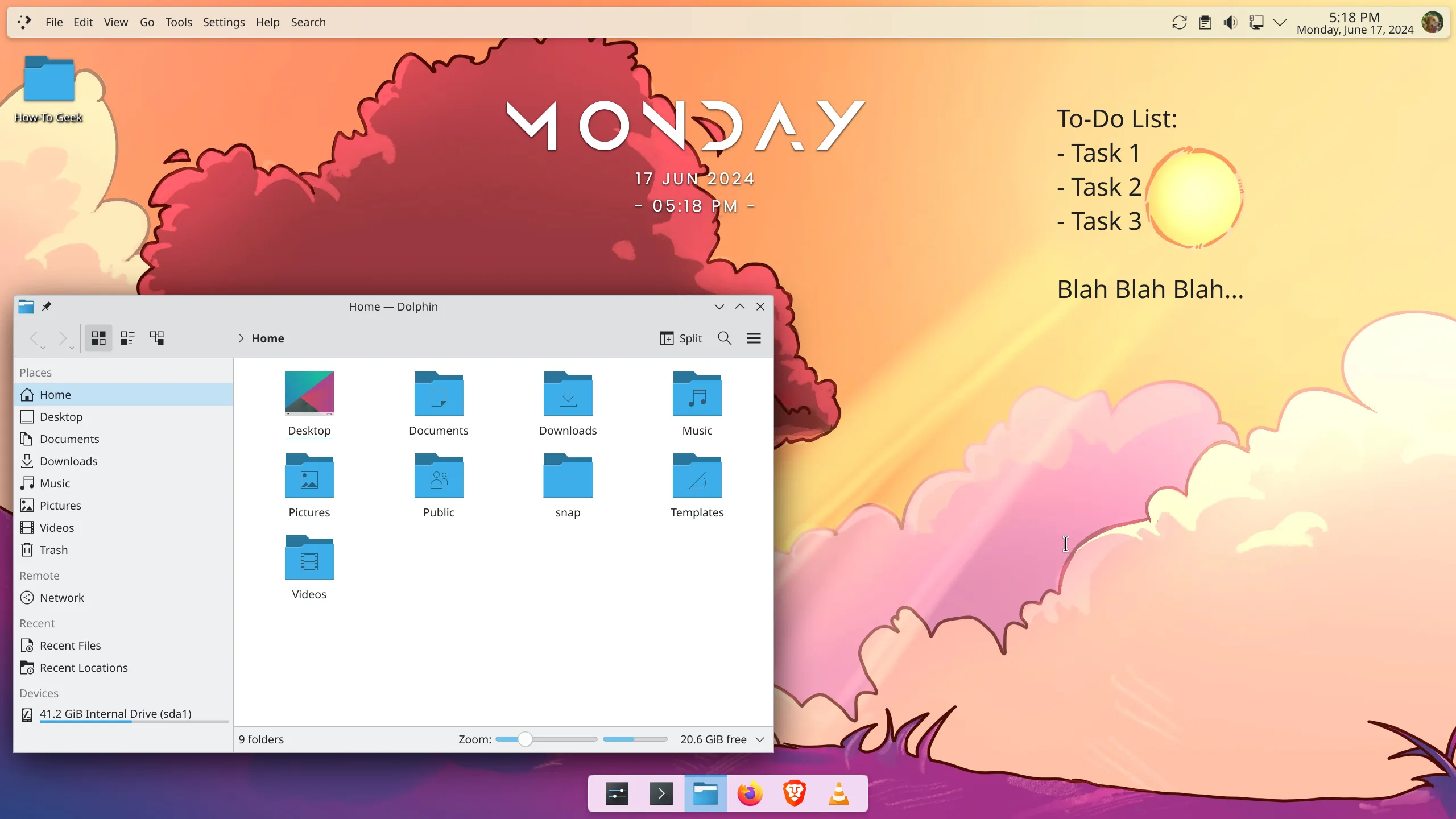 Giao diện KDE Plasma hiển thị các bảng điều khiển và widget được sắp xếp theo phong cách macOS, thể hiện khả năng tùy biến thanh tác vụ linh hoạt