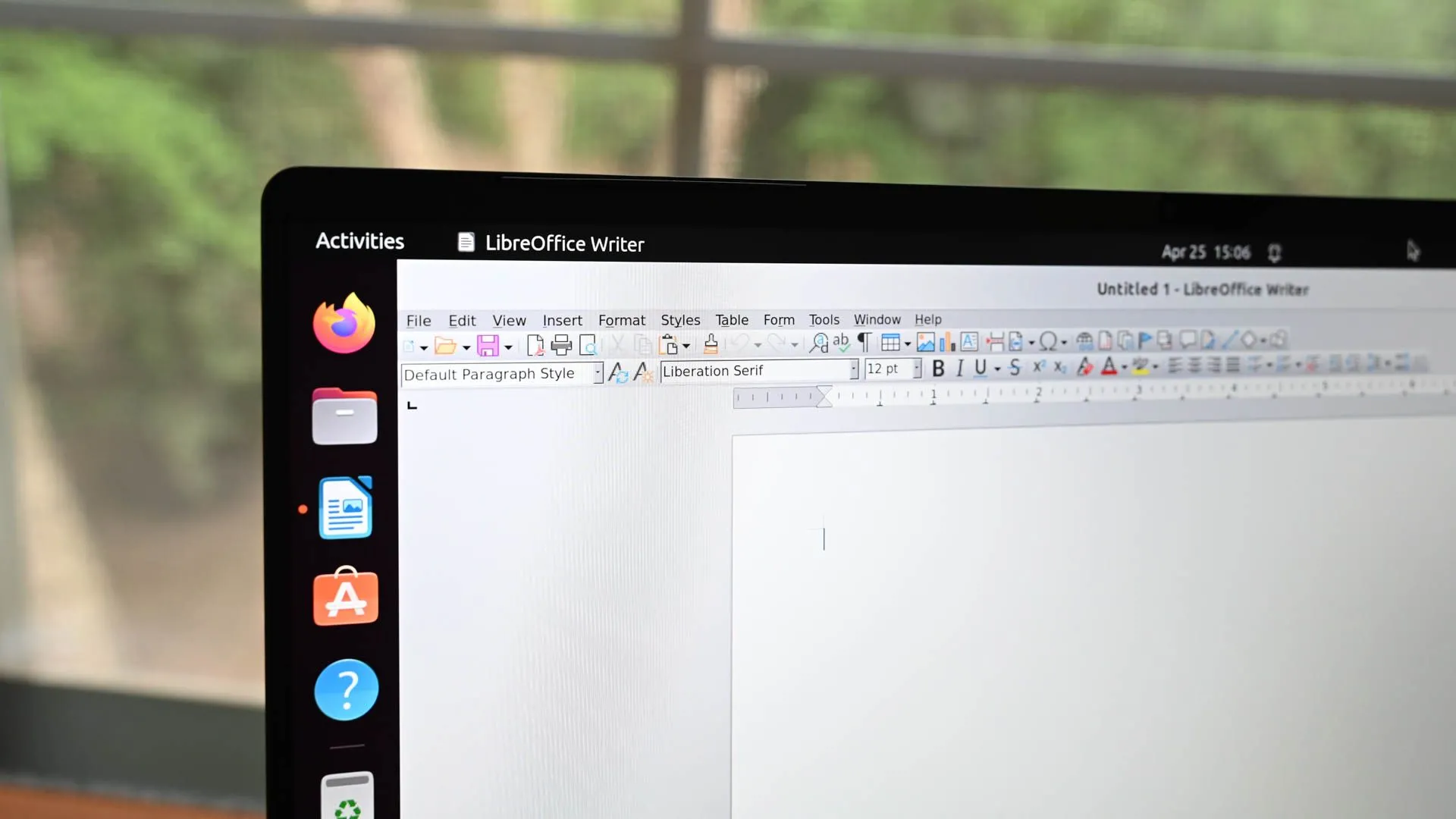 Giao diện LibreOffice mở trên laptop, minh họa phần mềm mã nguồn mở và lợi ích của nó trong self-hosting