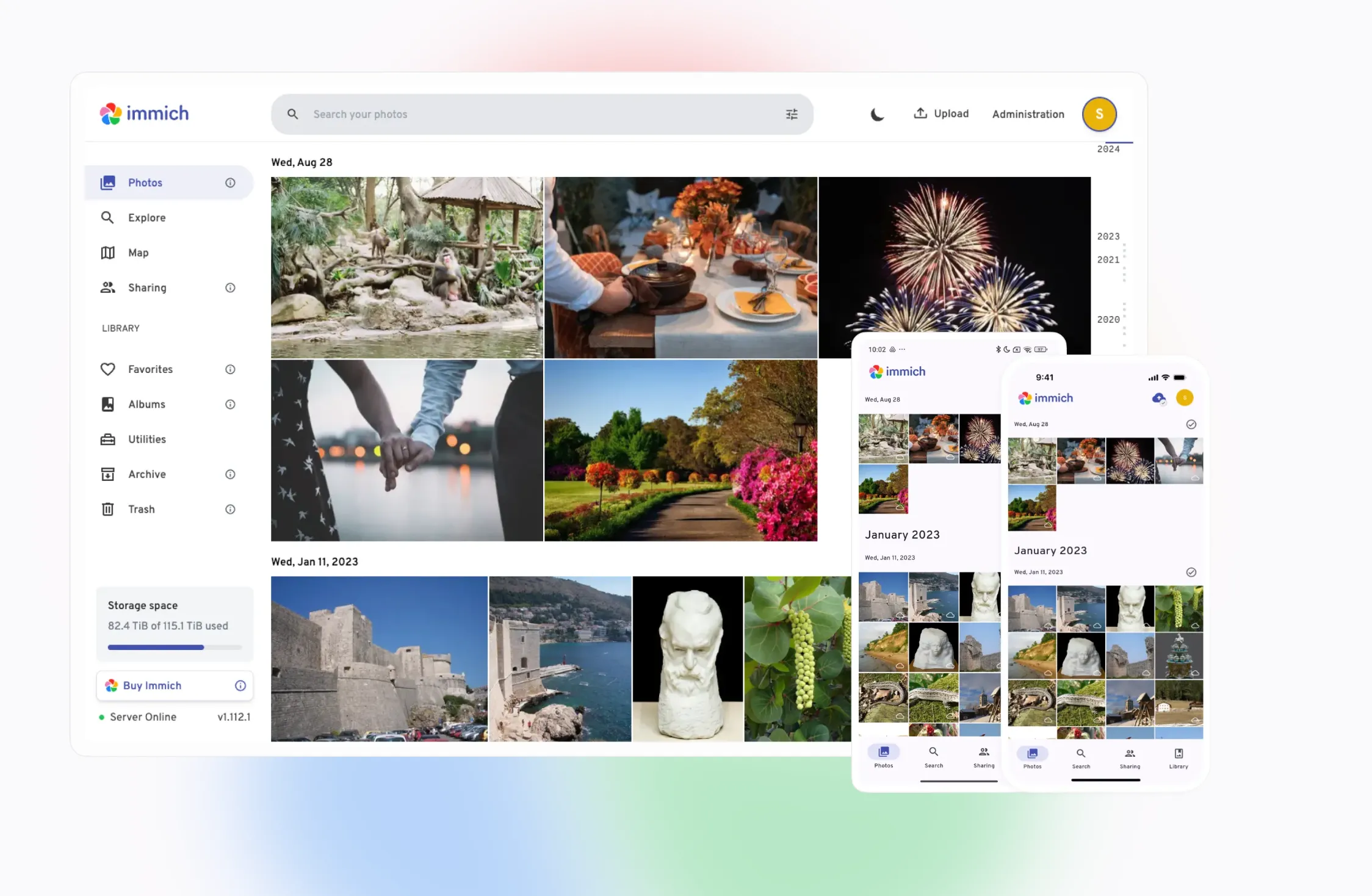 Giao diện người dùng của ứng dụng web Immich, hiển thị trên cả thiết bị di động và máy tính để bàn, cho thấy khả năng sao lưu và quản lý ảnh.