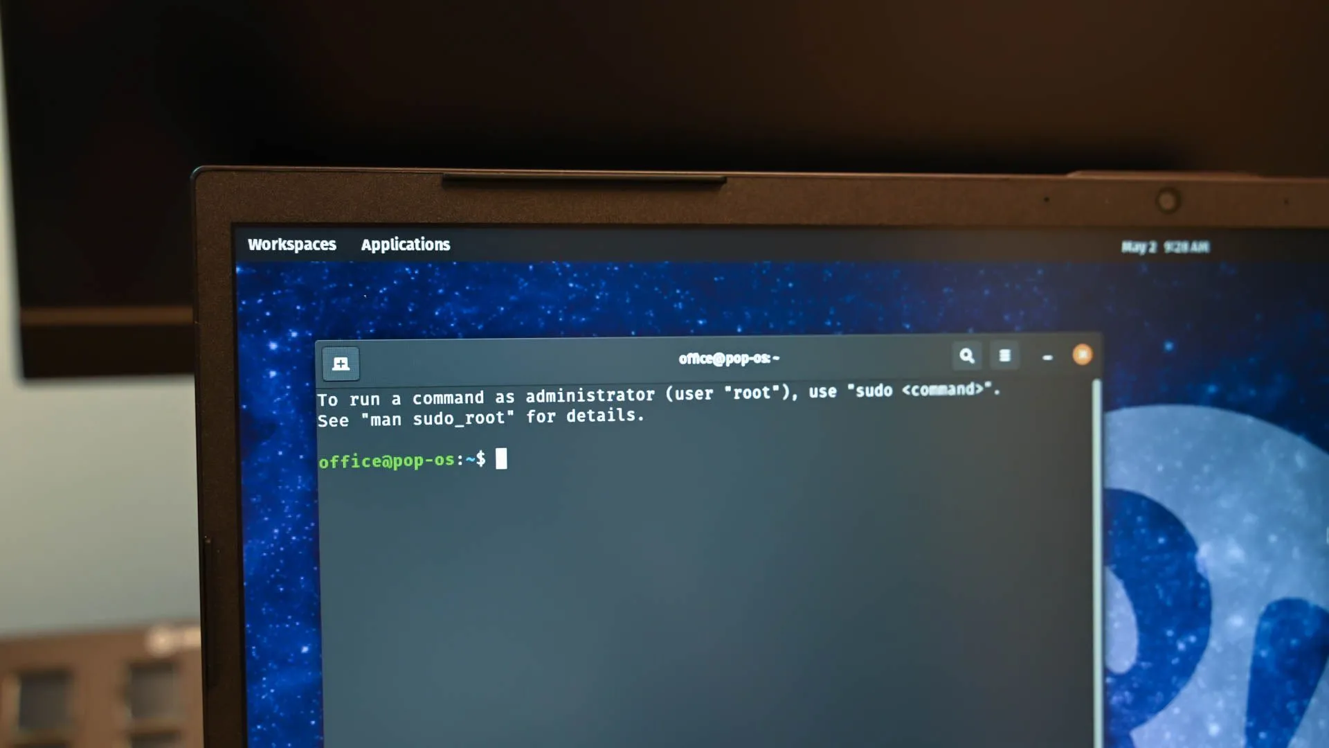 Giao diện terminal Linux minh họa các lệnh chmod để thay đổi quyền thực thi tệp.