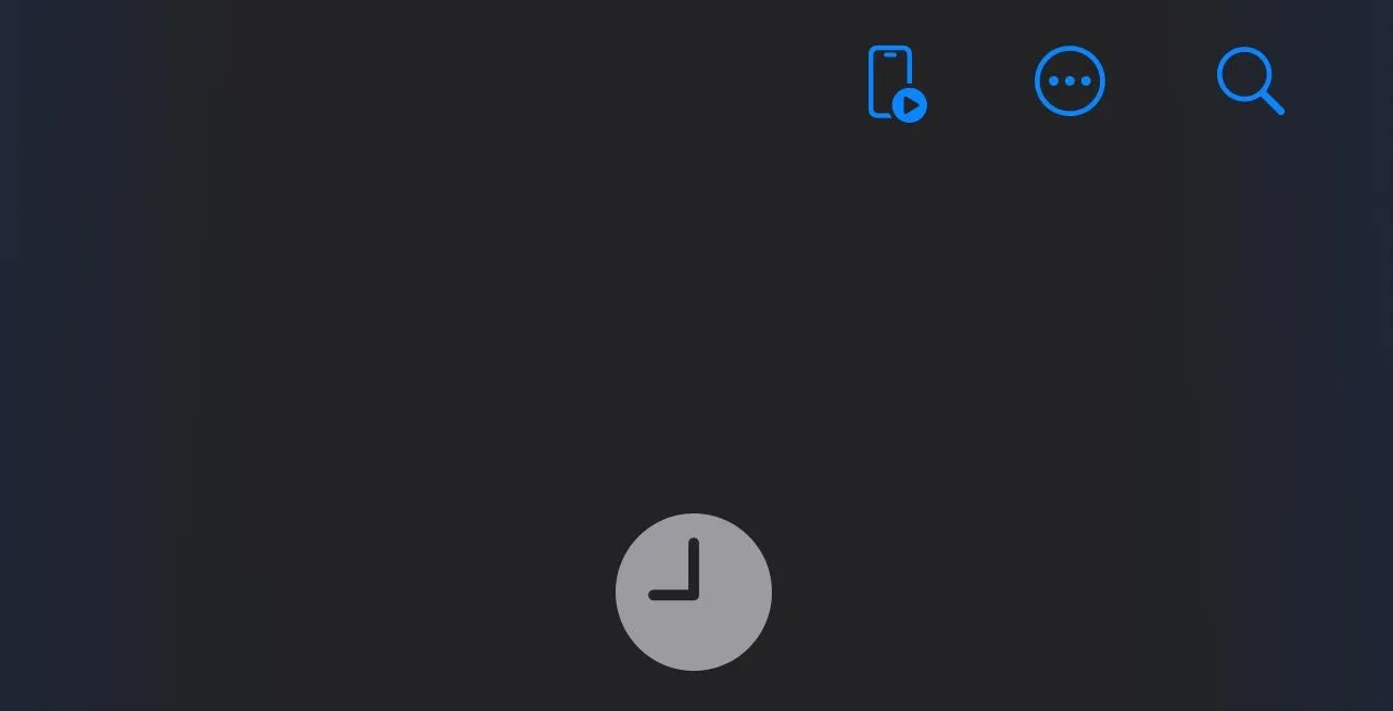 Giao diện ứng dụng Keynote trên iPhone với nút &quot;Remote&quot; (biểu tượng điện thoại và nút Play) được làm nổi bật, dùng để thiết lập điều khiển từ xa cho bài thuyết trình.