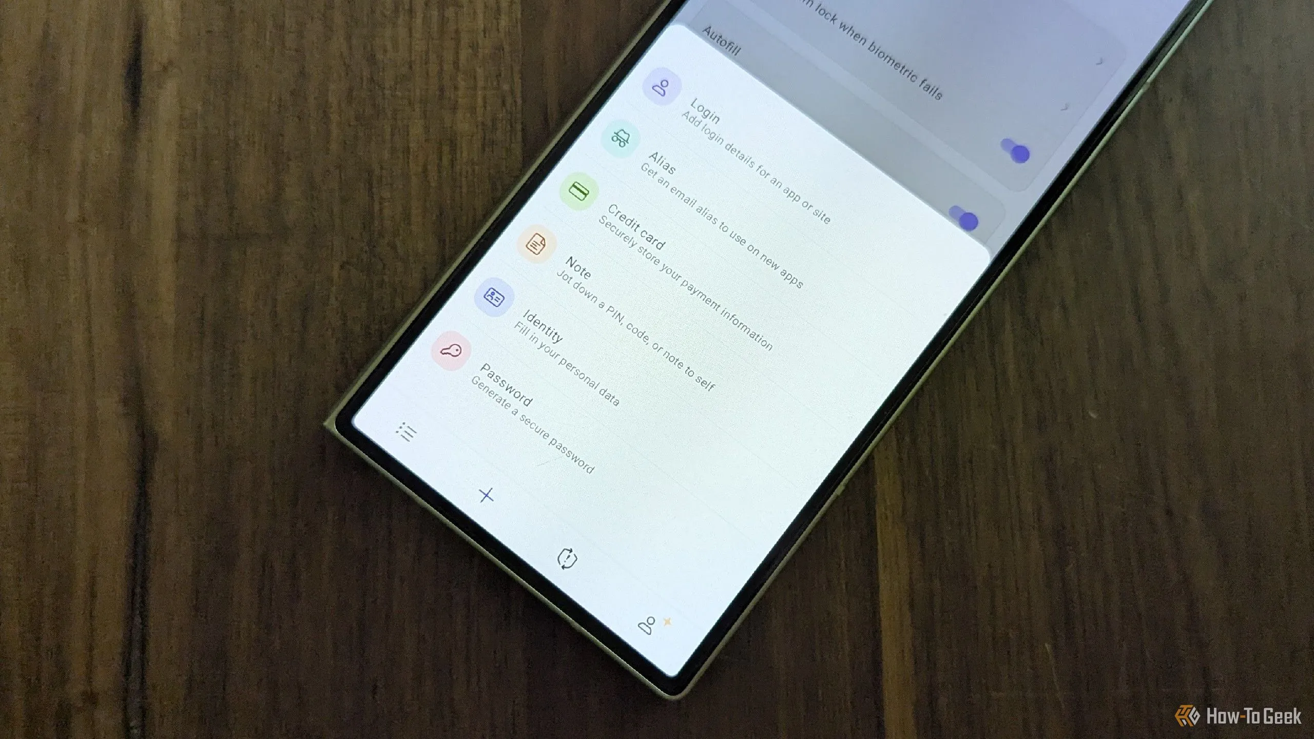Giao diện ứng dụng Proton Pass hiển thị trên Samsung Galaxy Z Fold 6, quản lý bí danh email và mật khẩu