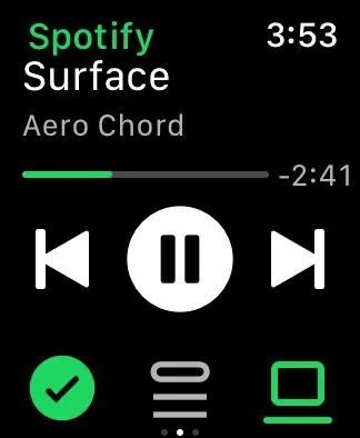 Giao diện ứng dụng Spotify trên Apple Watch hiển thị thông tin bài hát đang phát từ Mac, cho phép người dùng điều khiển phát nhạc từ xa.