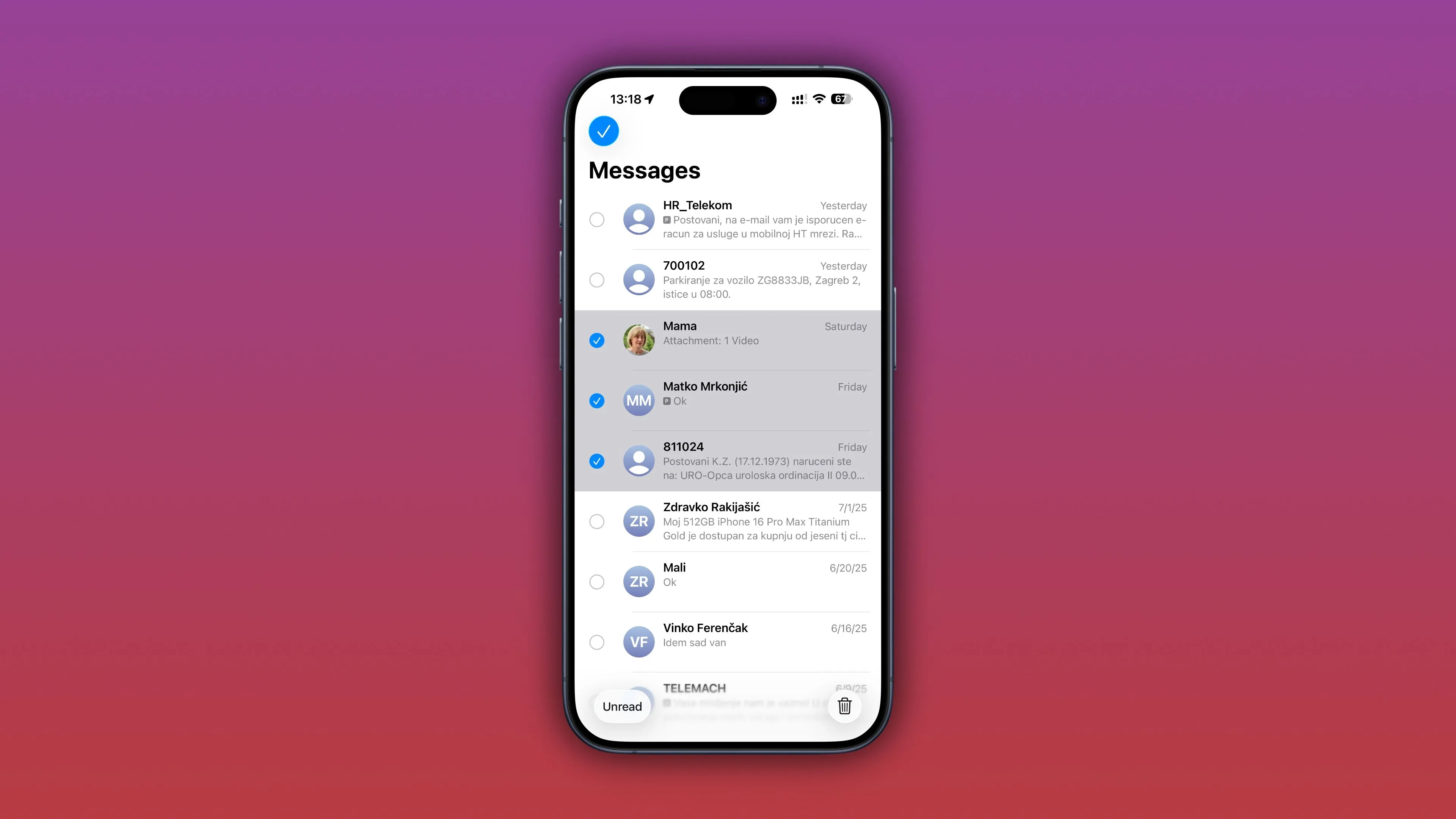 Giao diện ứng dụng Tin nhắn iOS với chế độ chọn nhiều tin nhắn bằng cử chỉ kéo hai ngón tay