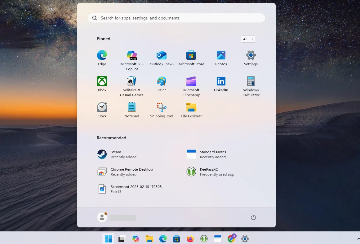 Giao diện Windows 11 hiển thị biểu tượng Copilot trên thanh tác vụ và menu Start