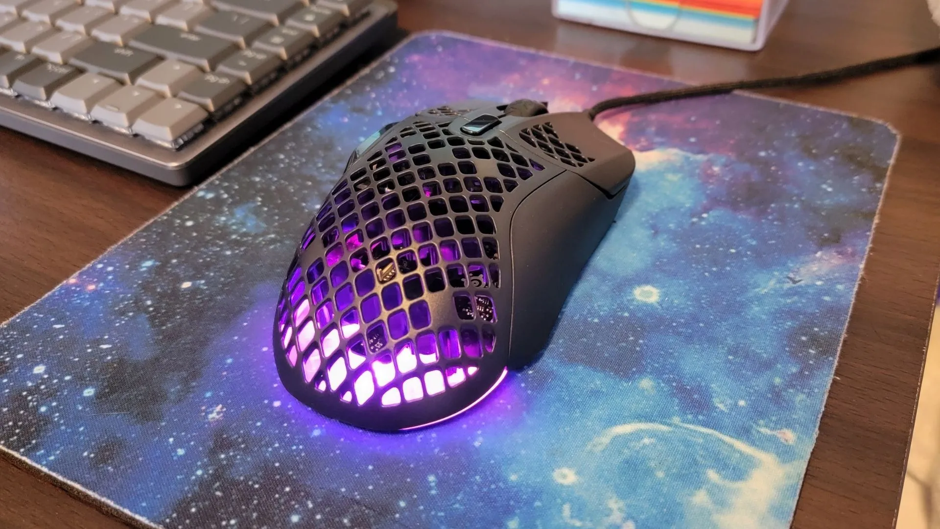 Góc nhìn cận cảnh chuột gaming SteelSeries Aerox 5 trên pad chuột