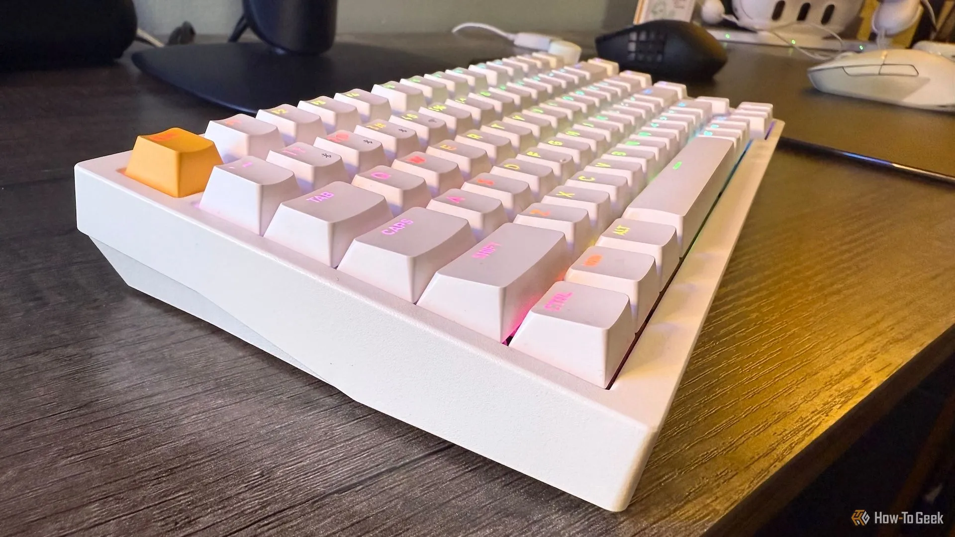 Góc nhìn cạnh bên của bàn phím Lemokey P1 HE, nổi bật thiết kế tenkeyless và độ nghiêng của keycap.