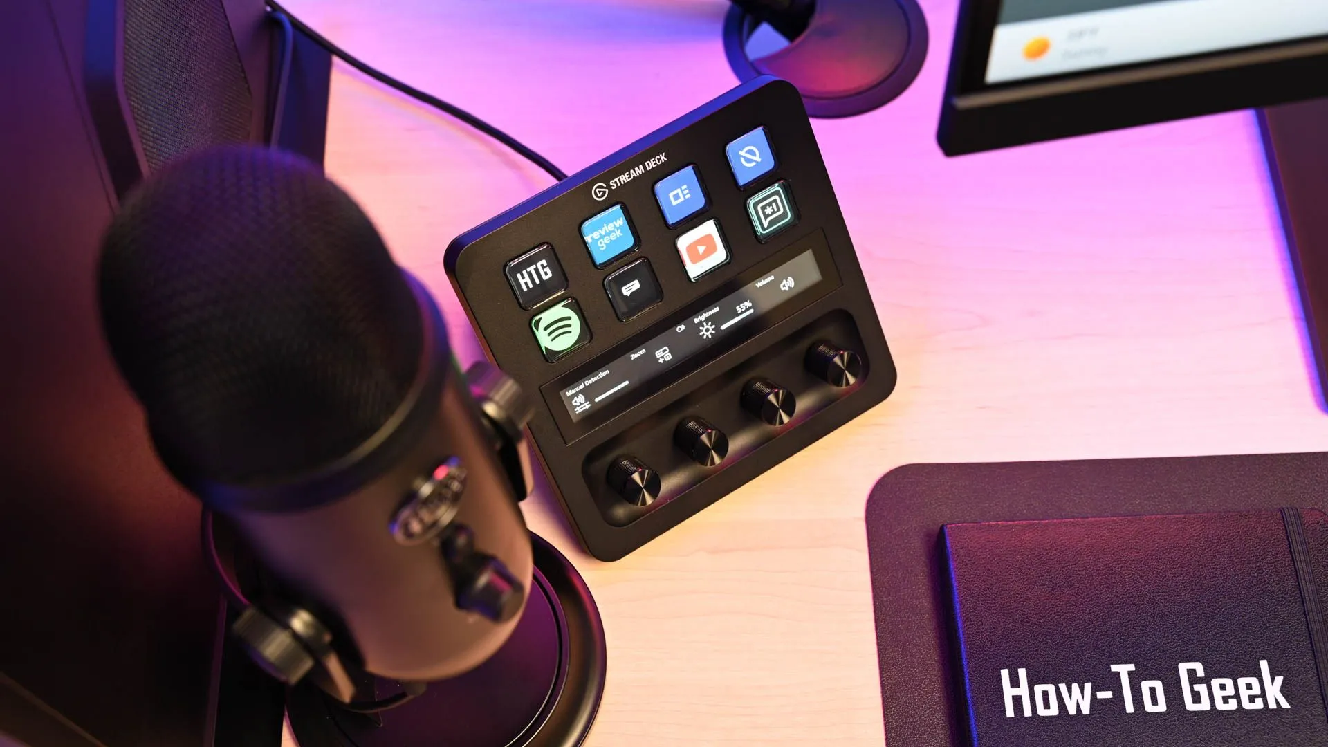 Góc nhìn trên cao của Elgato Stream Deck+, một phiên bản nâng cấp với các núm xoay điều khiển bổ sung.