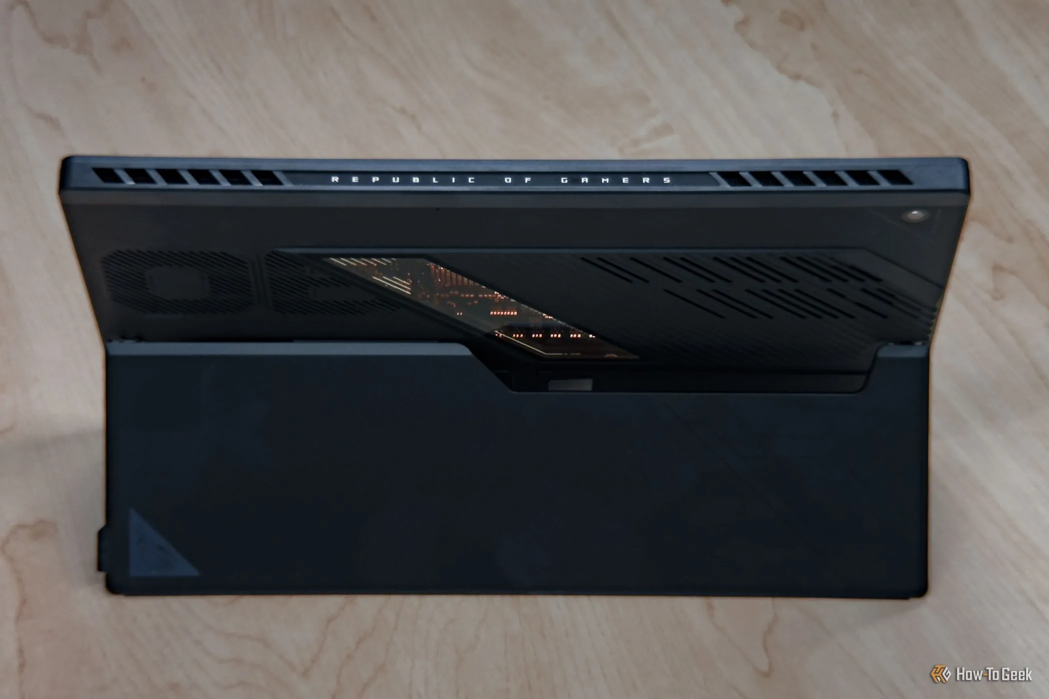 Góc nhìn từ trên xuống các lỗ thoát khí quạt của ASUS ROG Flow Z13, cho thấy hệ thống tản nhiệt tiên tiến