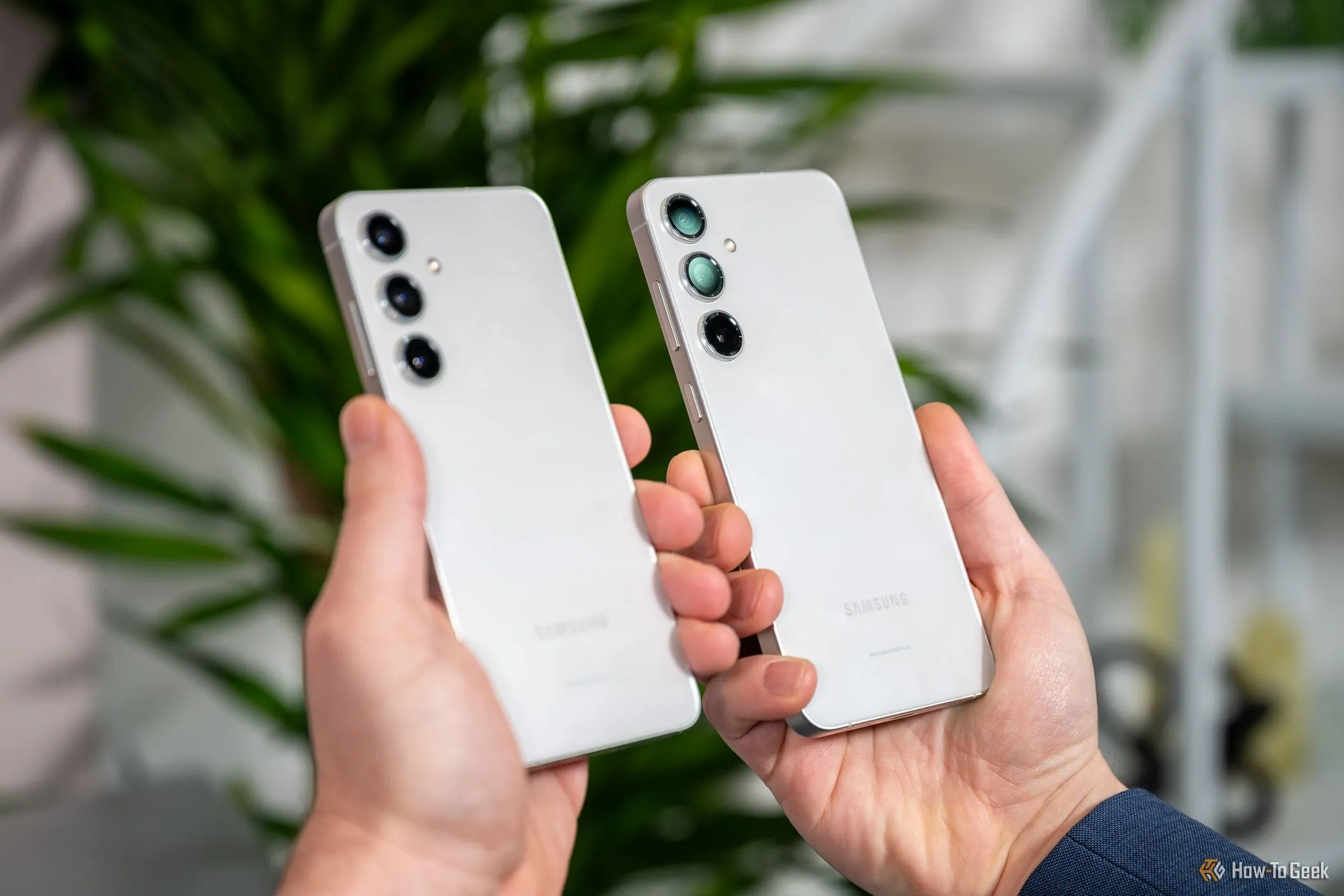 Hai điện thoại Samsung Galaxy S24 và S24+ được cầm trên tay, so sánh kích thước vật lý, gợi ý thiết kế Galaxy S25 sắp ra mắt.