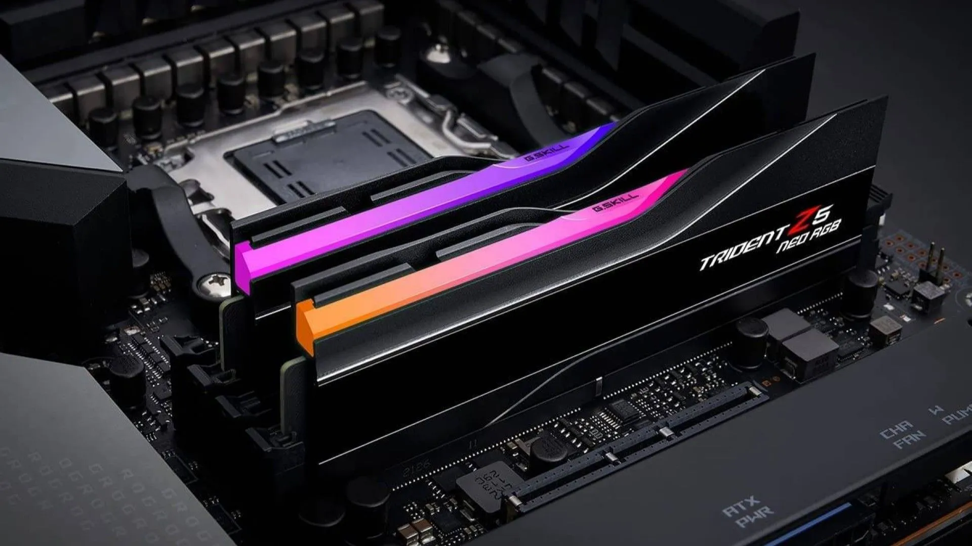 Hai mô-đun RAM G.SKILL Trident Z5 Neo RGB được cắm vào khe DIMM trên bo mạch chủ
