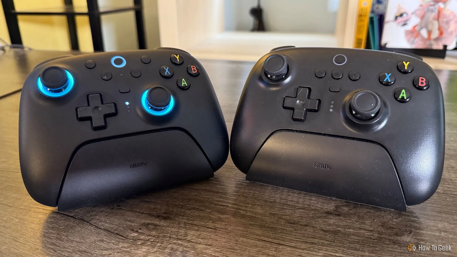 Hai tay cầm chơi game không dây 8BitDo Ultimate 2.4 GHz và phiên bản không dây thông thường, minh họa sự lựa chọn giữa các loại kết nối không dây.