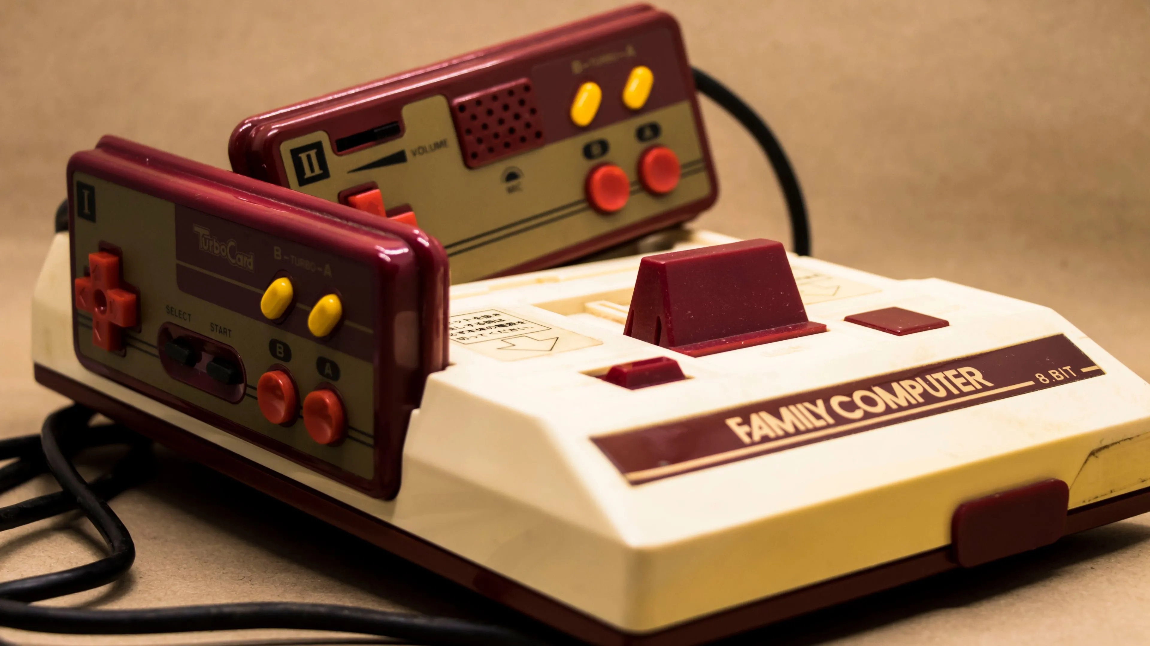 Hệ thống console Nintendo Famicom, một biểu tượng của lịch sử game, nổi bật với thiết kế độc đáo và tính năng microphone tích hợp