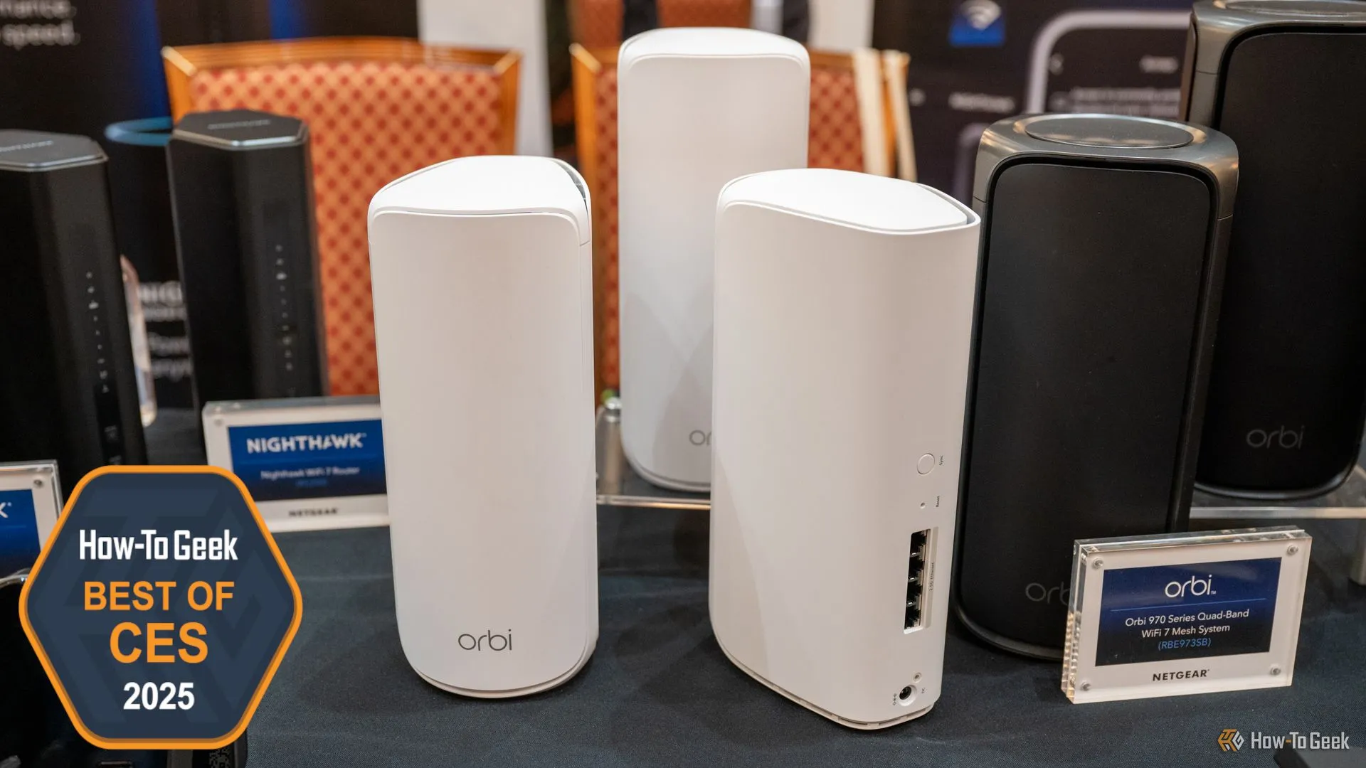 Hệ thống Wi-Fi Mesh NETGEAR Orbi 870 Series với hai thiết bị màu trắng đặt trên mặt bàn phẳng.