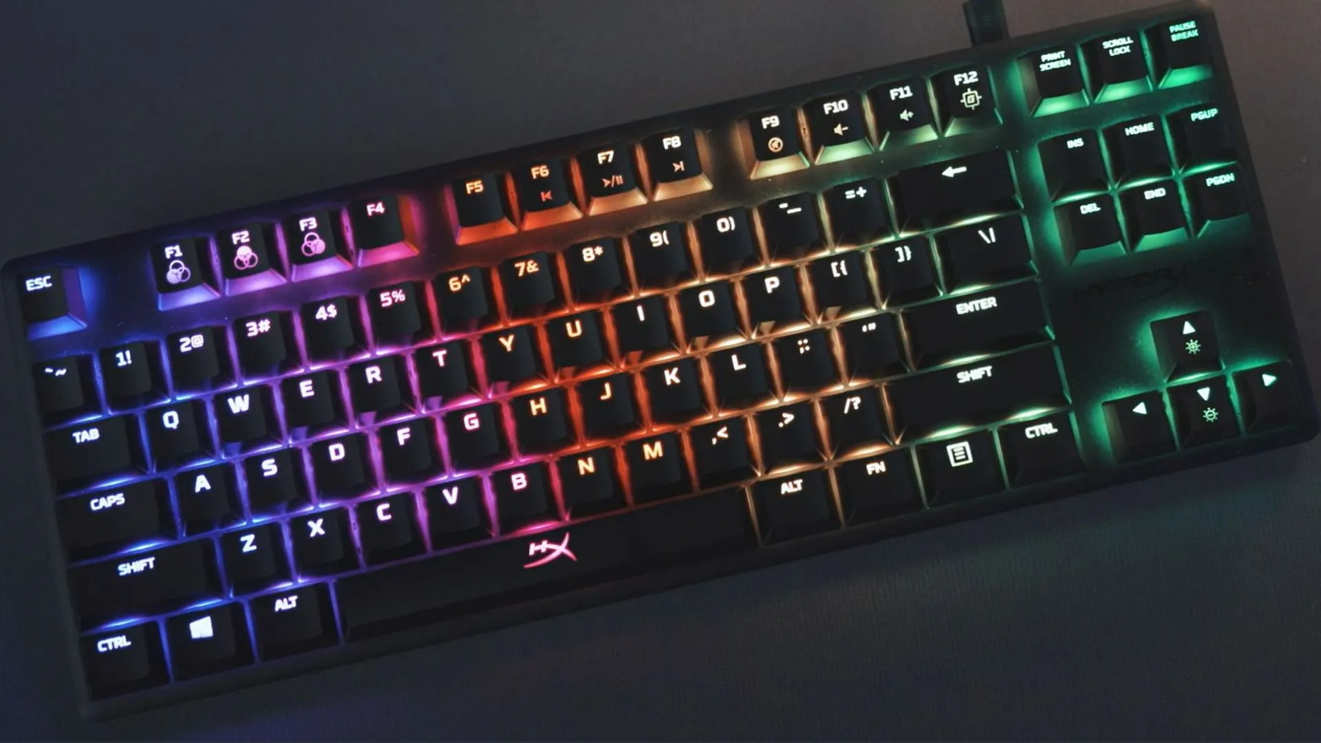 Hình ảnh bàn phím cơ HyperX Alloy Origins Core TKL đặt trên bàn làm việc