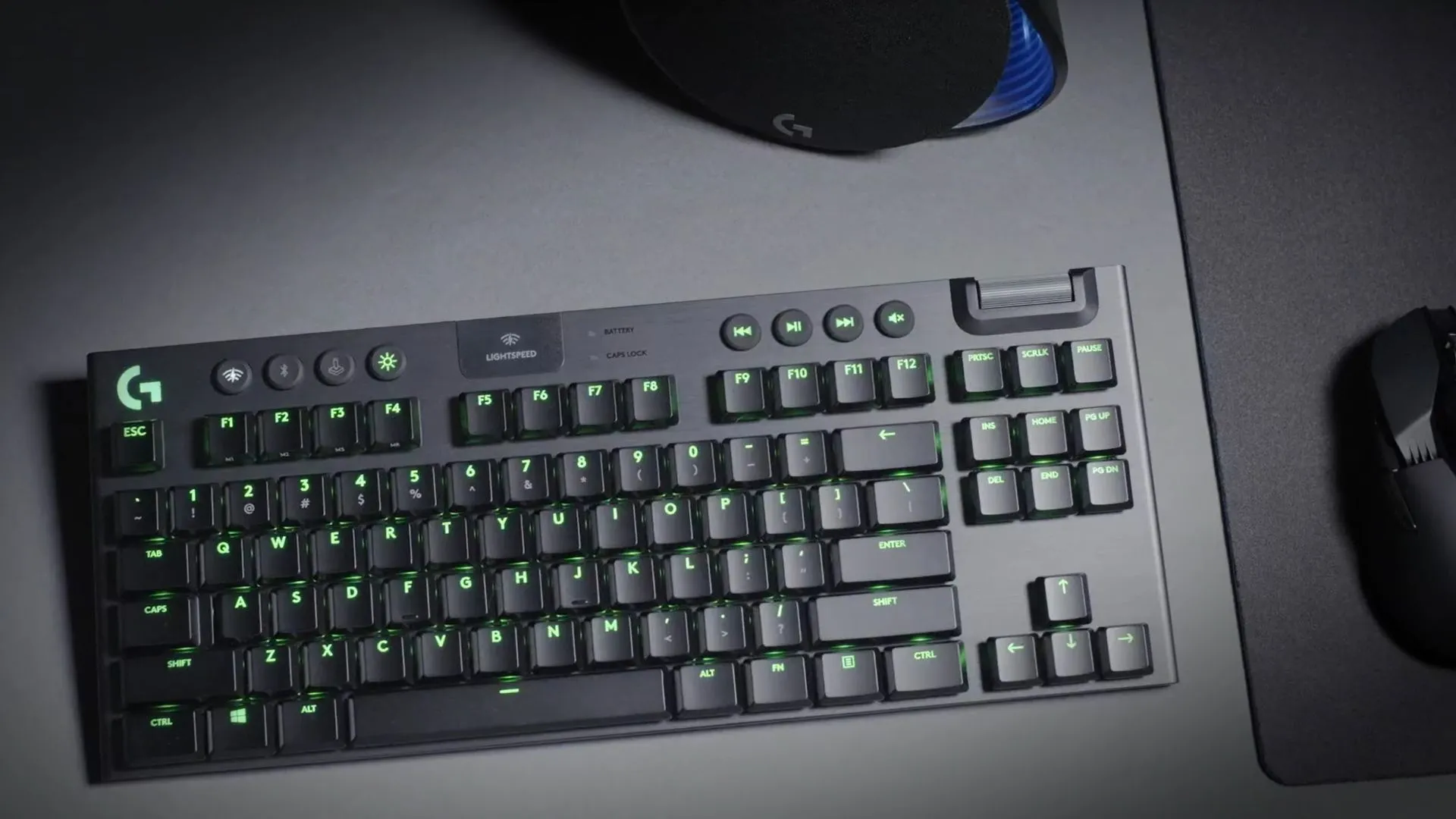 Hình ảnh bàn phím Logitech G915 TKL trên bàn làm việc màu xám