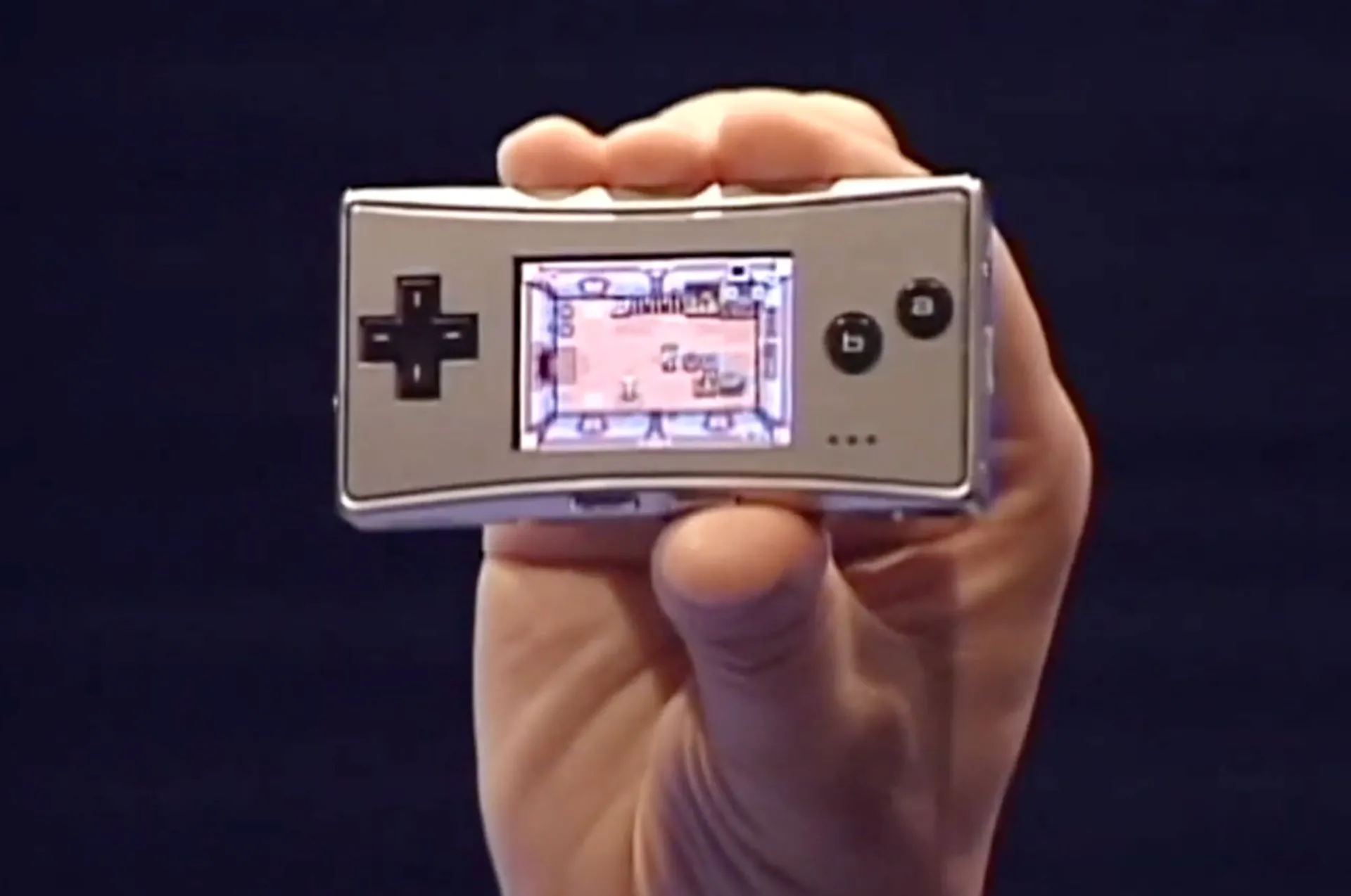 Hình ảnh cận cảnh Game Boy Micro, phiên bản thu nhỏ của Game Boy Advance ra mắt năm 2005.