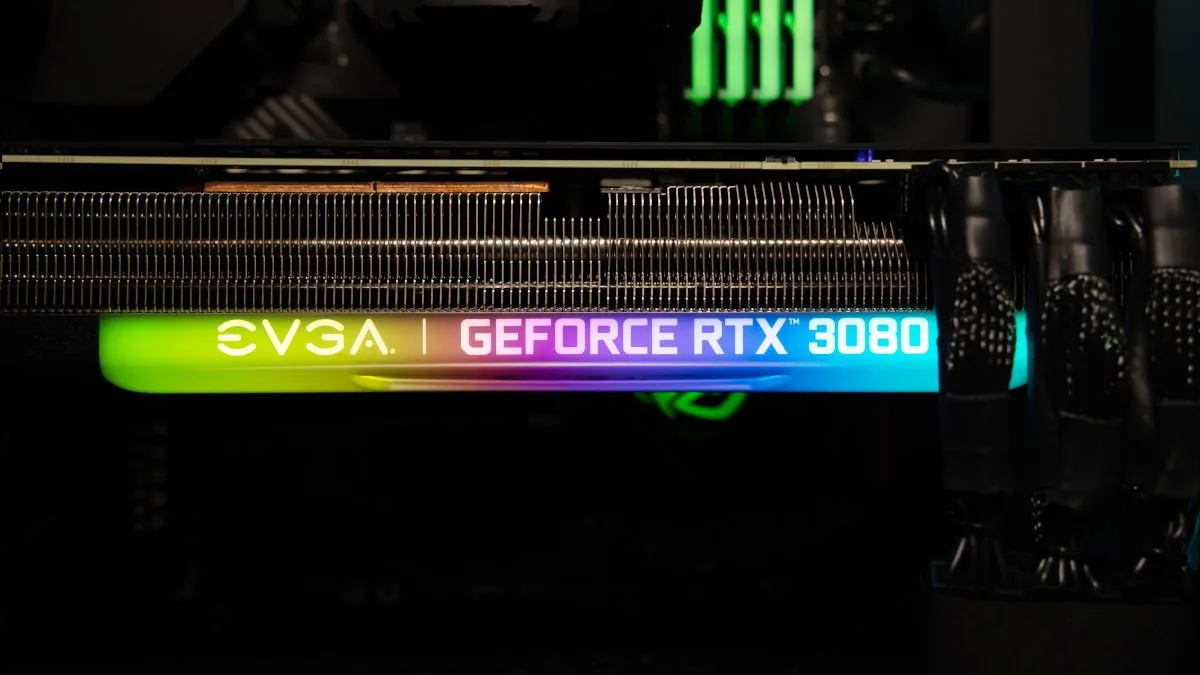 Hình ảnh card đồ họa EVGA GeForce RTX 3080 FTW3 gắn trên bo mạch chủ, đại diện cho dòng GPU cao cấp thế hệ trước.