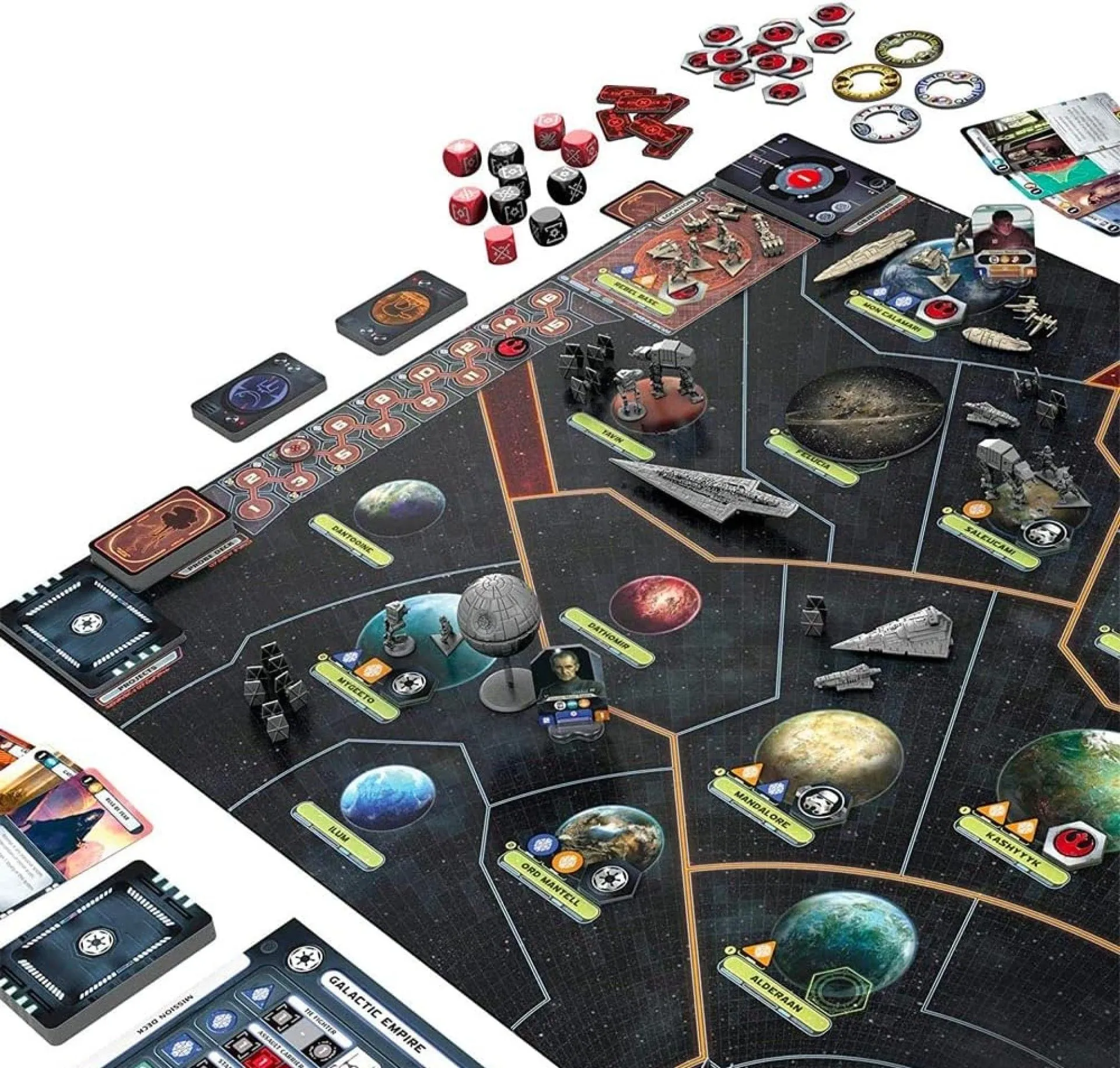 Hình ảnh chi tiết bảng game Star Wars Rebellion với các quân cờ, mô hình phi thuyền và bản đồ thiên hà rộng lớn
