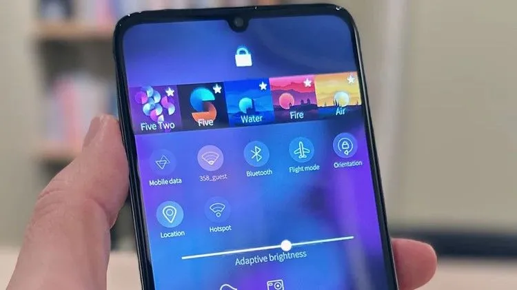 Hình ảnh điện thoại Jolla C2 Community Phone đang chạy hệ điều hành Sailfish OS 5.0, thể hiện giao diện người dùng độc đáo