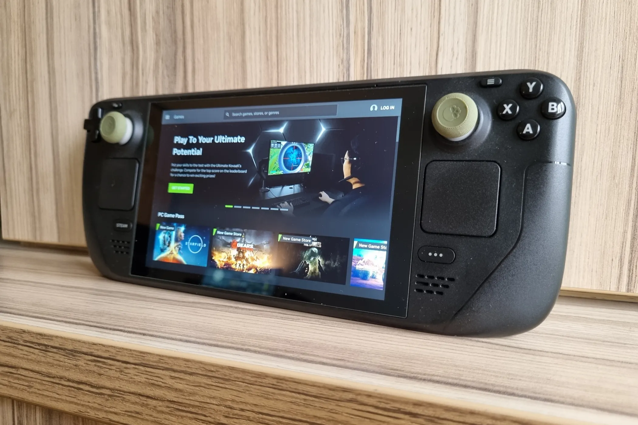 Hình ảnh minh họa Steam Deck mở trang web GeForce Now, thể hiện khả năng chơi game đa dạng trên thiết bị cầm tay