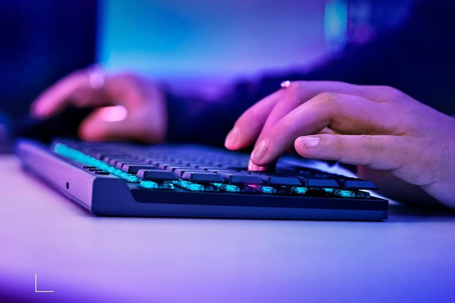 Hình ảnh một người đang gõ trên bàn phím cơ Logitech G515 Lightspeed TKL