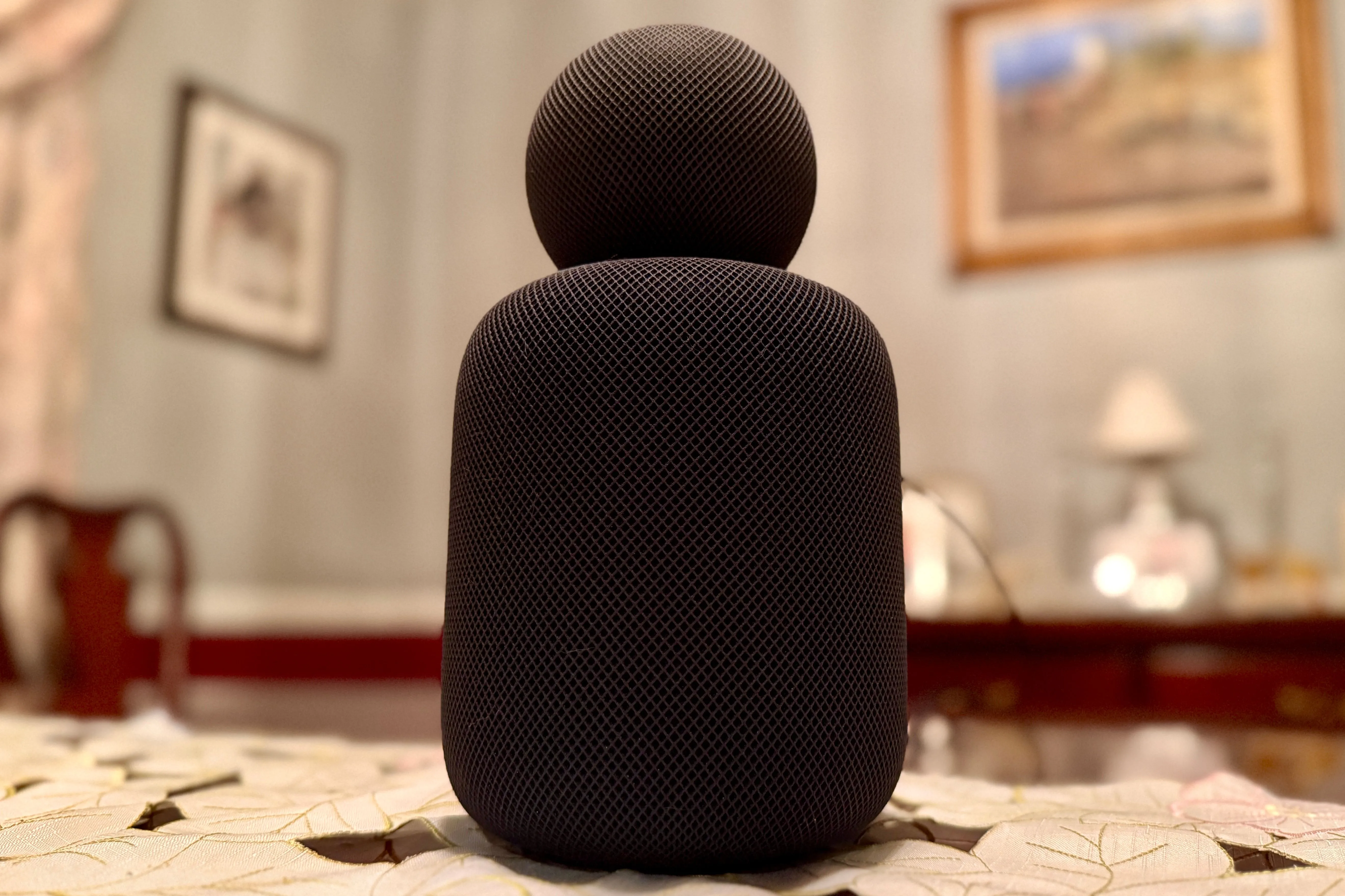 HomePod mini màu đen đặt trước loa HomePod thế hệ 2 màu đen, thể hiện sự khác biệt kích thước giữa hai mẫu loa thông minh của Apple.
