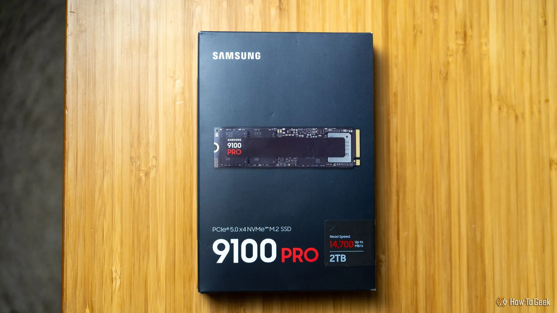 Hộp đựng của Samsung 9100 PRO NVMe SSD đặt trên bàn làm việc