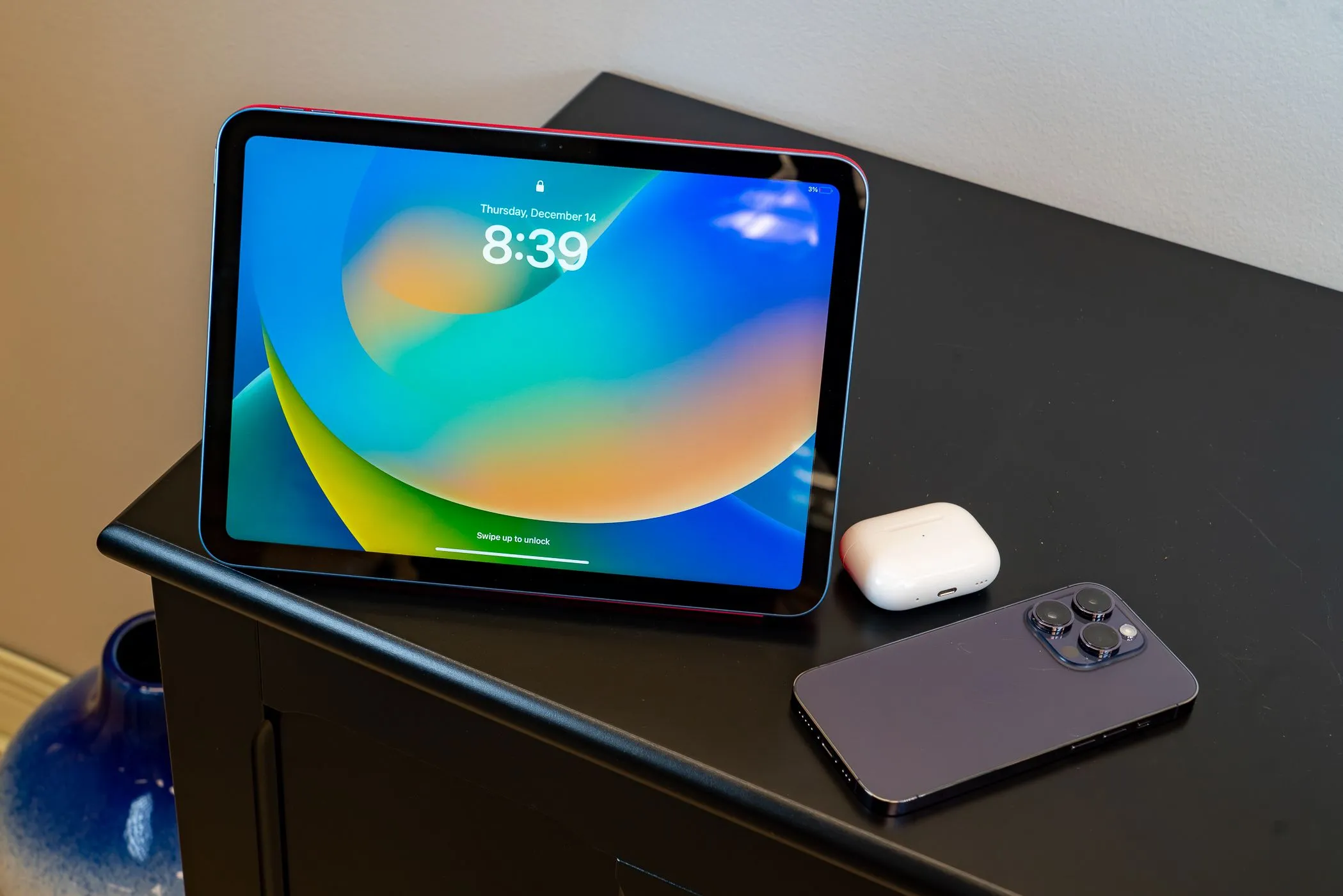 iPad Wi-Fi Cellular và iPhone cạnh AirPods, minh họa thiết bị Apple có kết nối di động