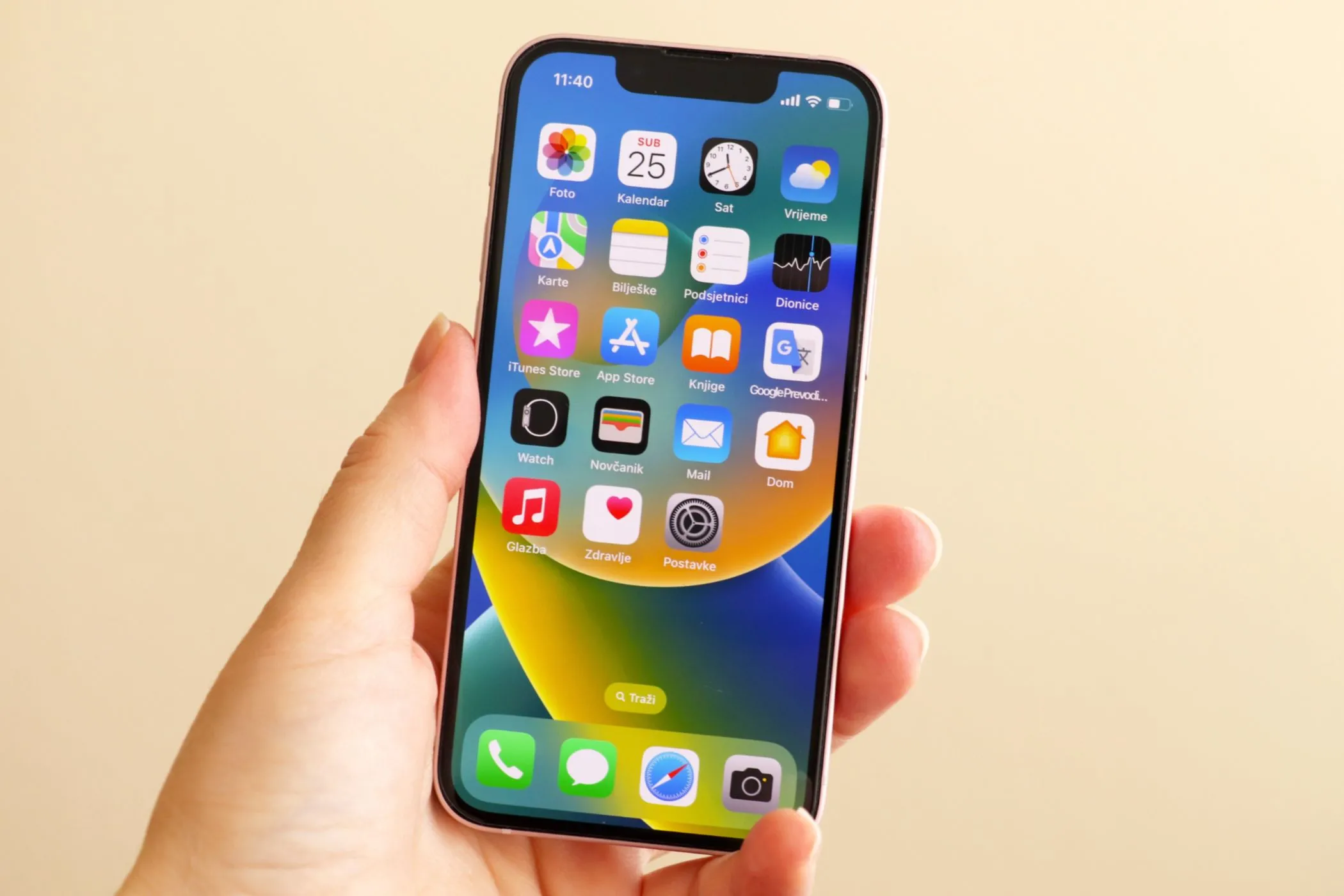 iPhone 13 mini trong tay một phụ nữ