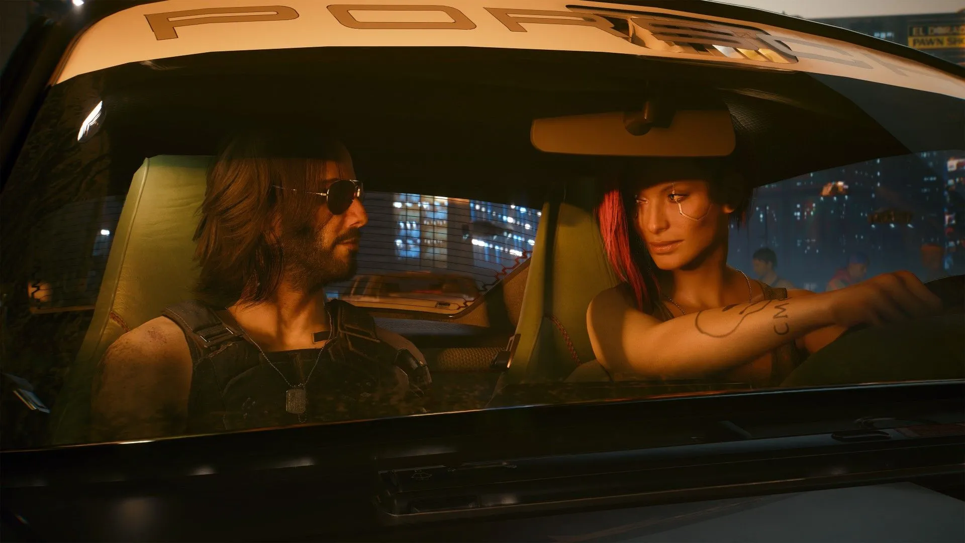 Johnny Silverhand nhìn V trong chiếc xe Porsche tại Night City trong Cyberpunk 2077, bối cảnh cho các mối quan hệ lãng mạn đa dạng của V.