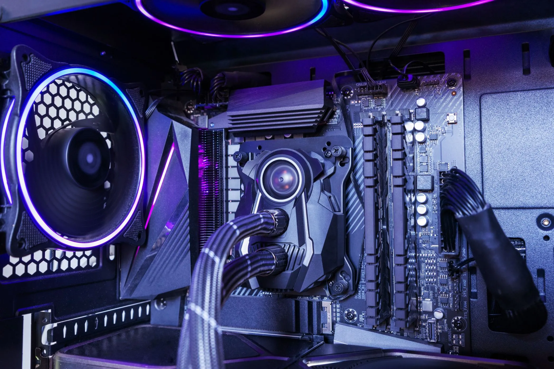 Khối tản nhiệt nước AIO CPU được bao quanh bởi các quạt RGB rực rỡ bên trong một hệ thống máy tính.