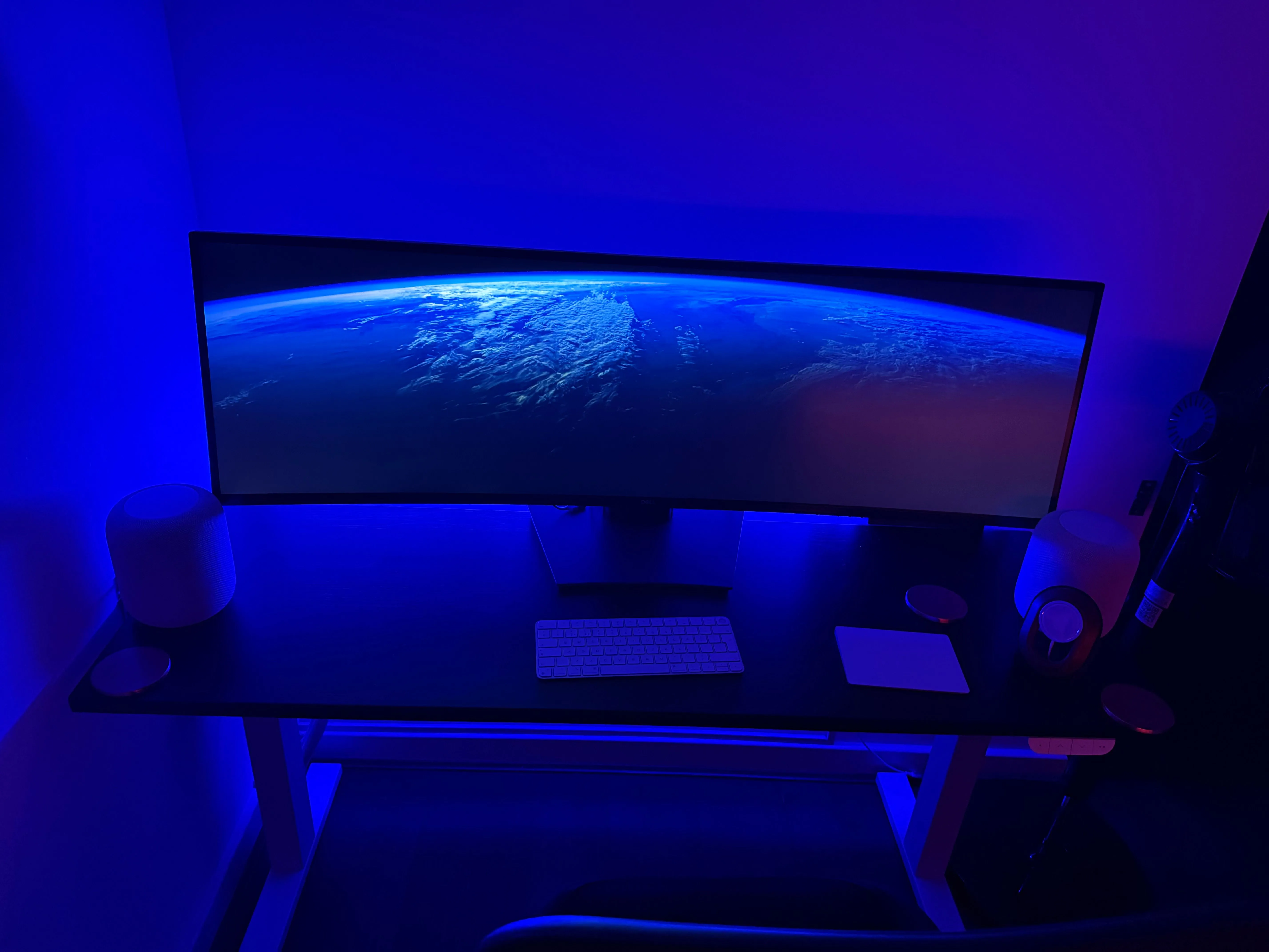 Không gian văn phòng tại nhà với dải đèn Philips Hue tạo ánh sáng xanh phía sau bàn, liên quan đến tác động của bộ lọc ánh sáng xanh.