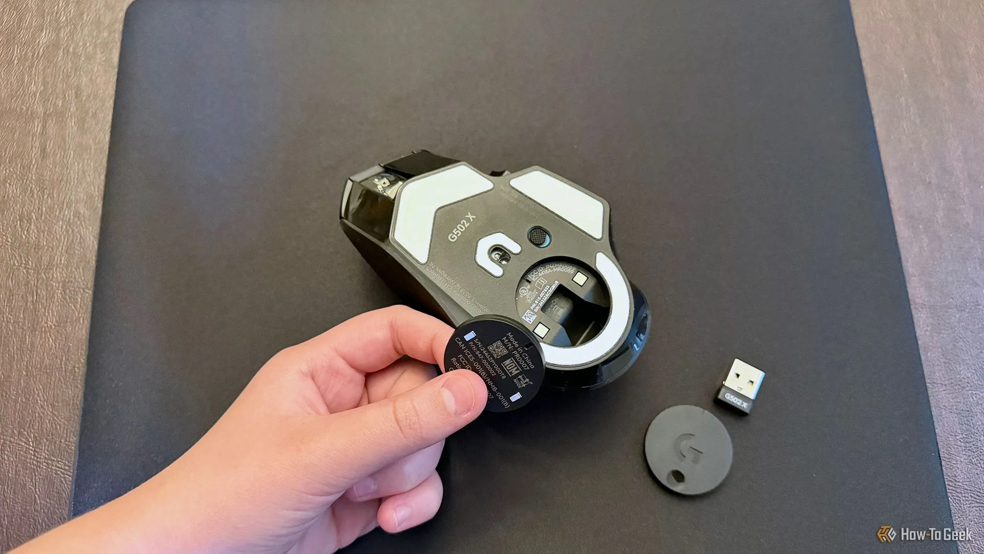 Lắp POWERPLAY coin vào chuột gaming Logitech G502 X Plus Lightspeed.