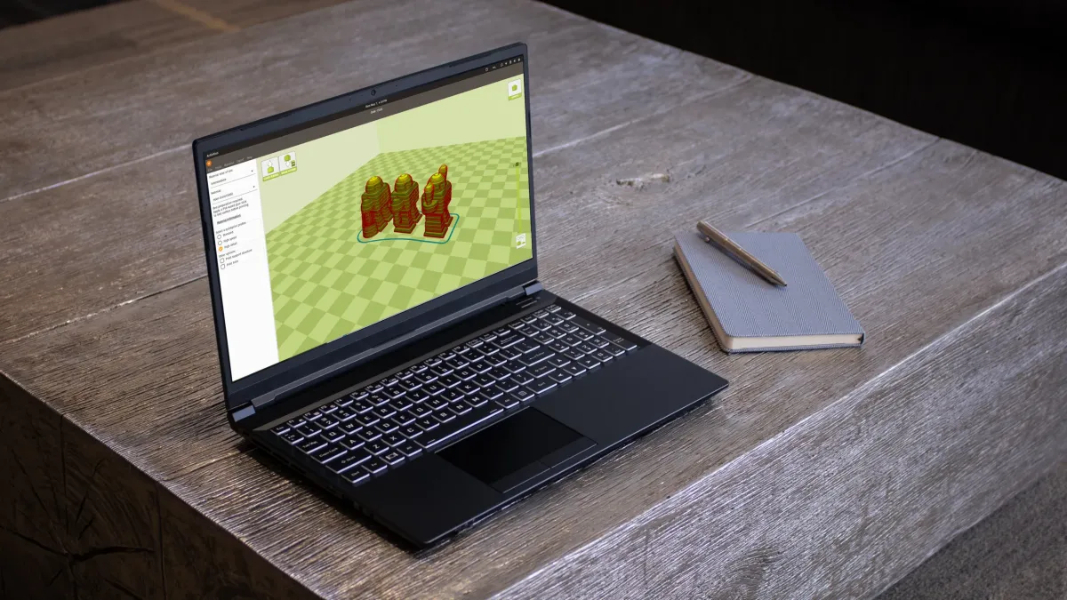 Laptop chơi game System76 Oryx Pro chạy Linux đặt trên bàn làm việc
