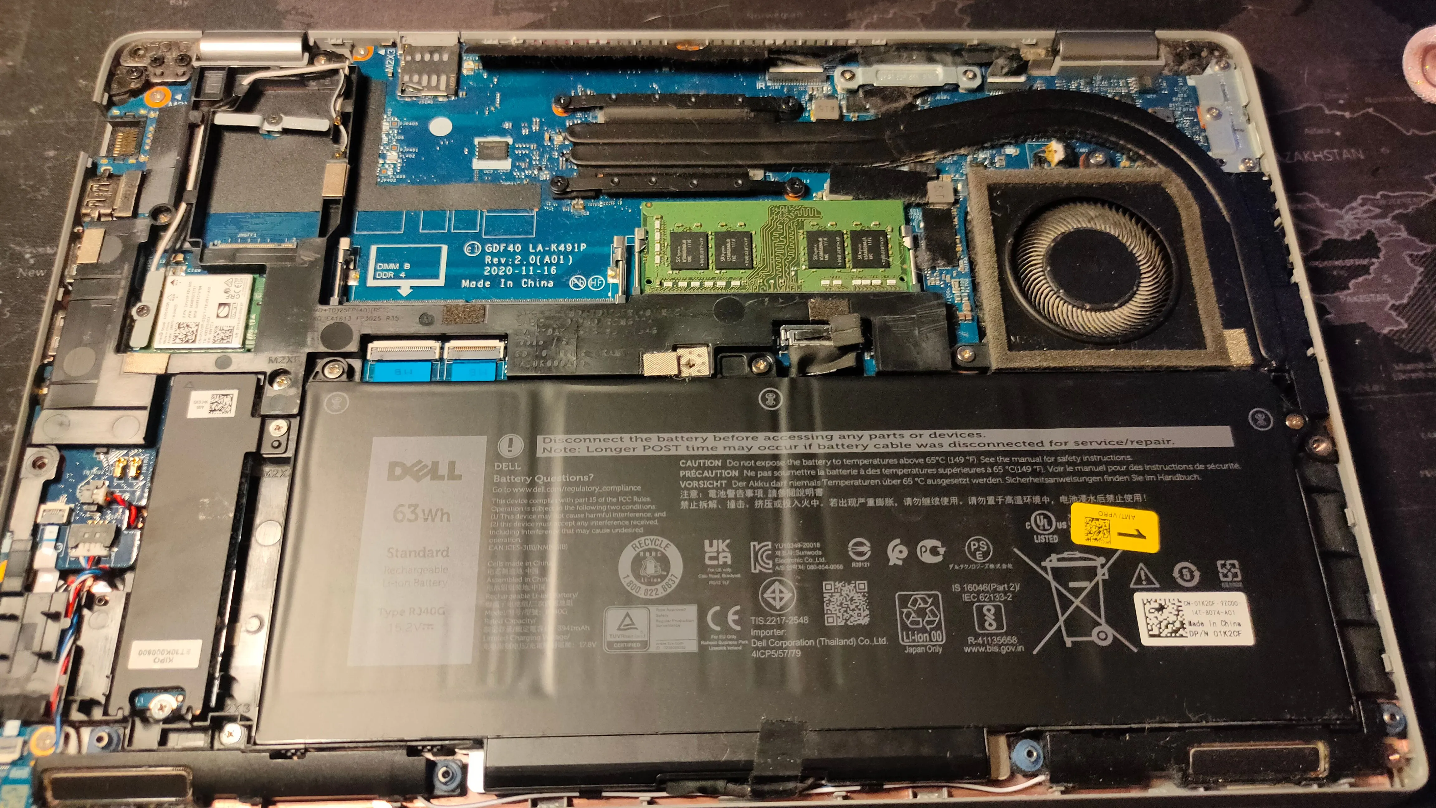 Laptop Dell Latitude 5420 được mở ra, hiển thị các linh kiện bên trong