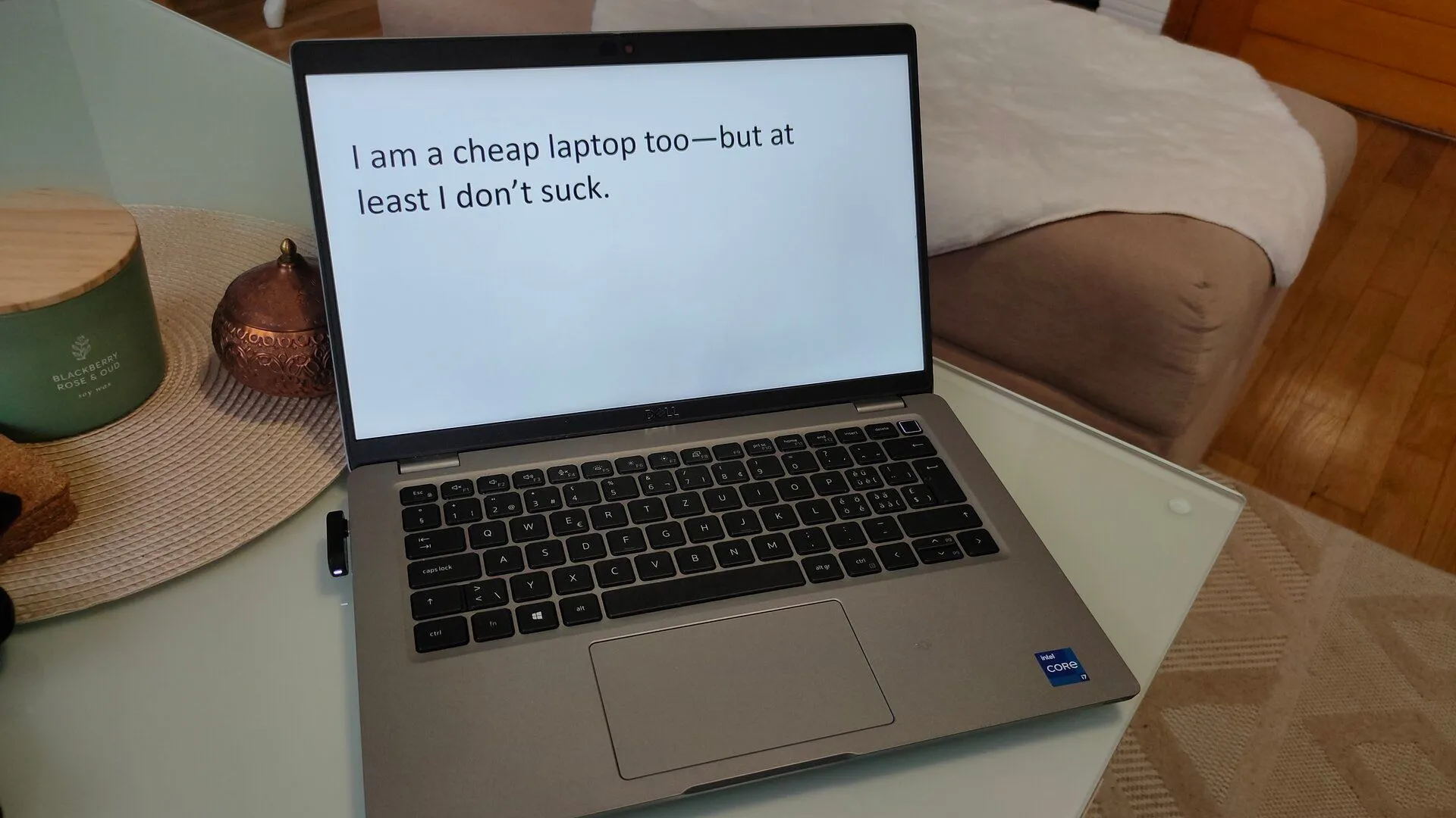 Laptop Dell Latitude 5420 trên bàn làm việc
