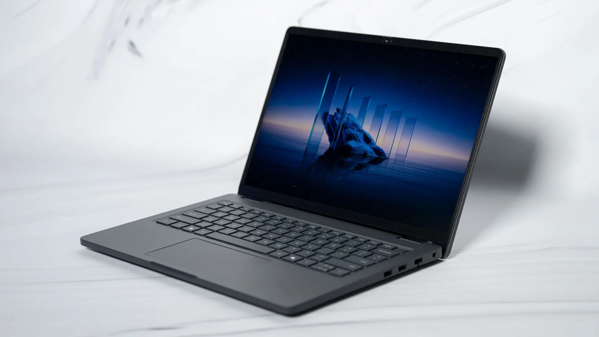 Laptop Dell Pro 14 với thiết kế hiện đại và màu bạc