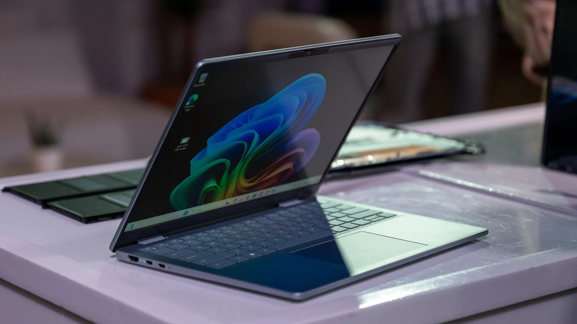 Laptop Dell Pro Premium series với thiết kế sang trọng và hiện đại