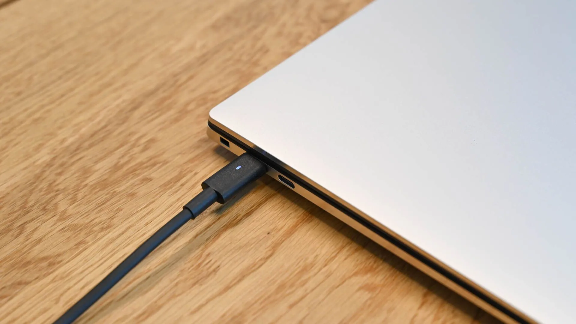 Laptop Dell XPS 15 (9530) đang được sạc pin