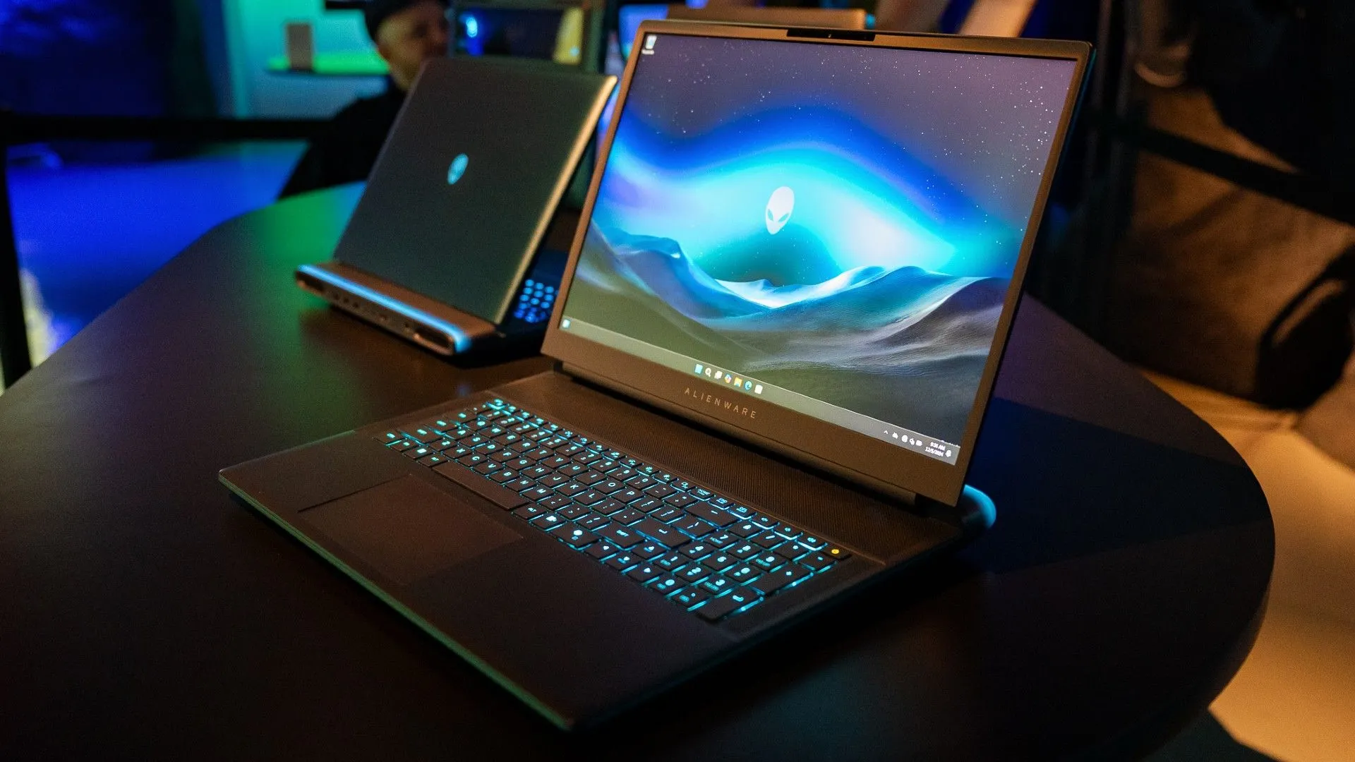 Laptop gaming Alienware 18 Area-51 màu đen đặt trên bàn