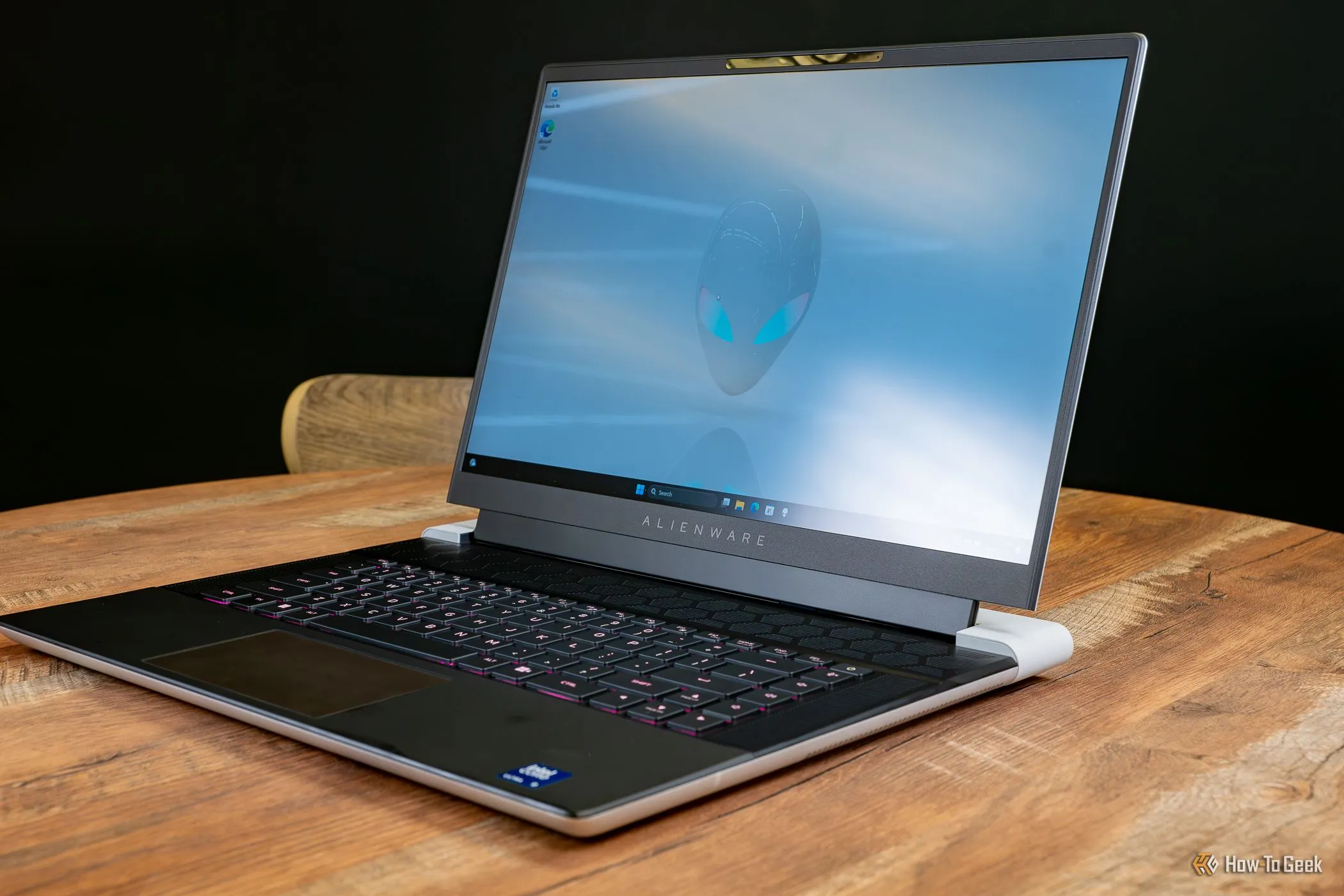 Laptop gaming Alienware x16 R2 trên bàn, thể hiện sự sang trọng và mạnh mẽ của thương hiệu.