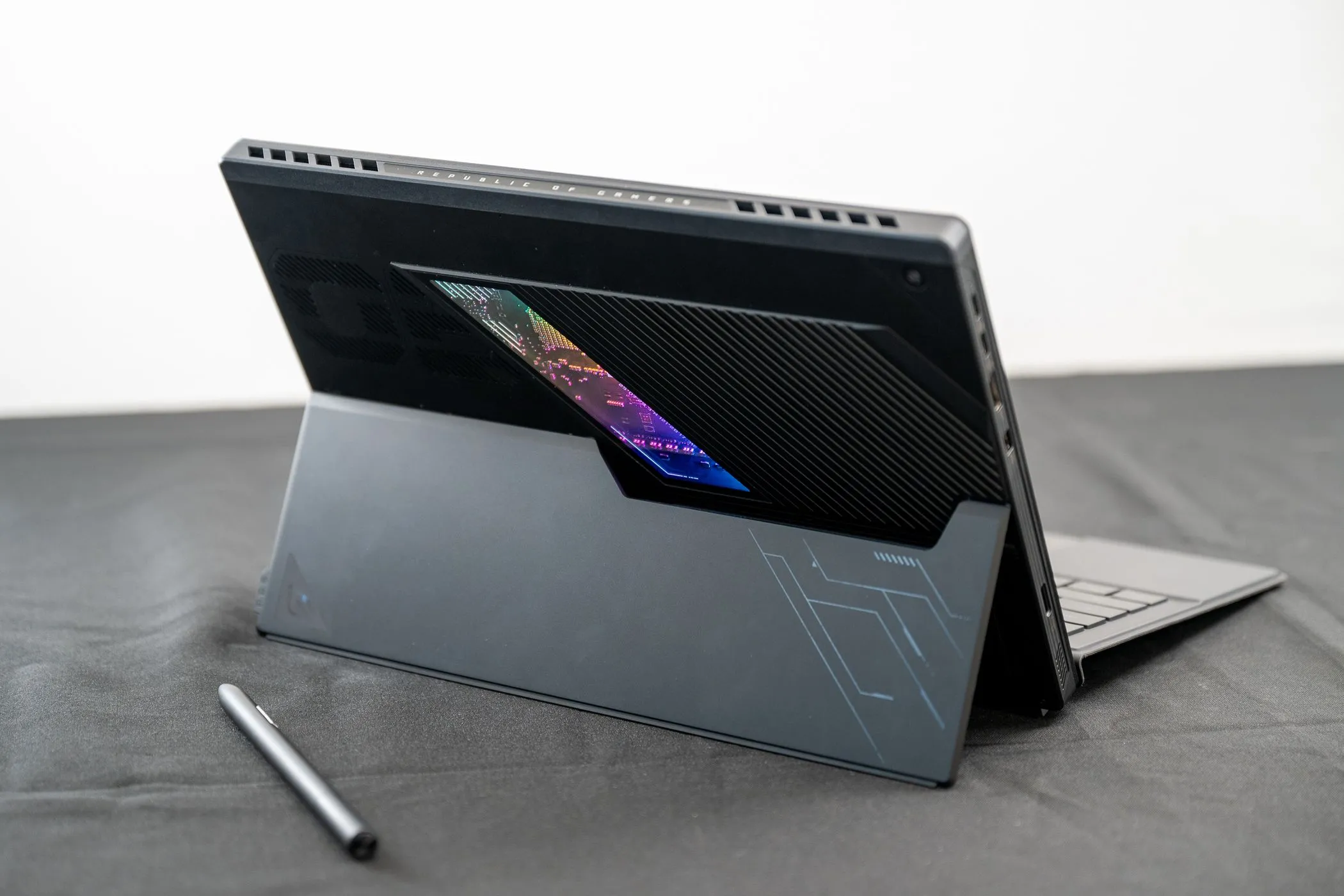 Laptop gaming chuyển đổi ASUS ROG Flow Z13 phiên bản 2025