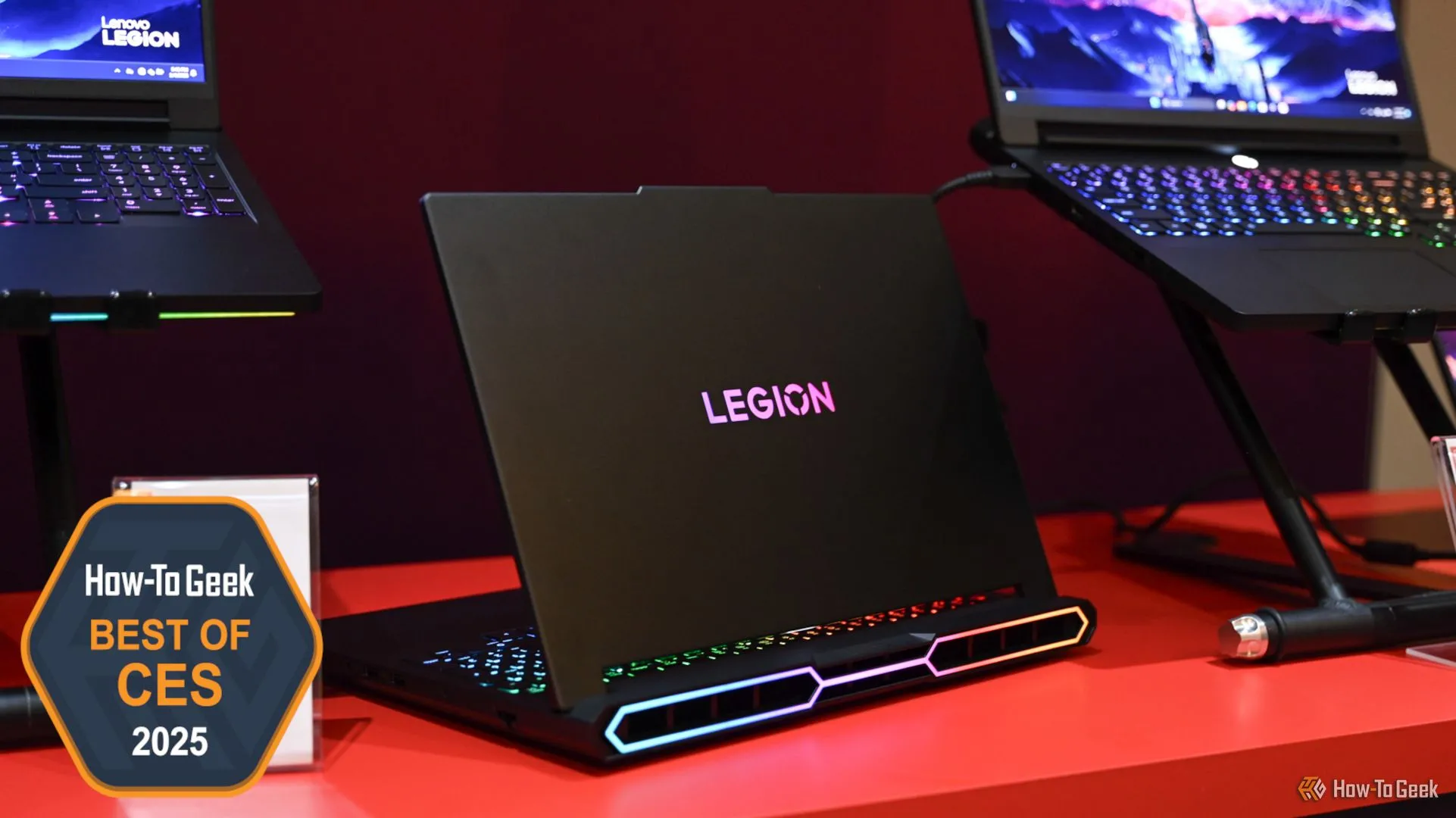 Laptop gaming Lenovo Legion Pro 7i 16 Gen 10 được trưng bày tại sự kiện CES 2025.