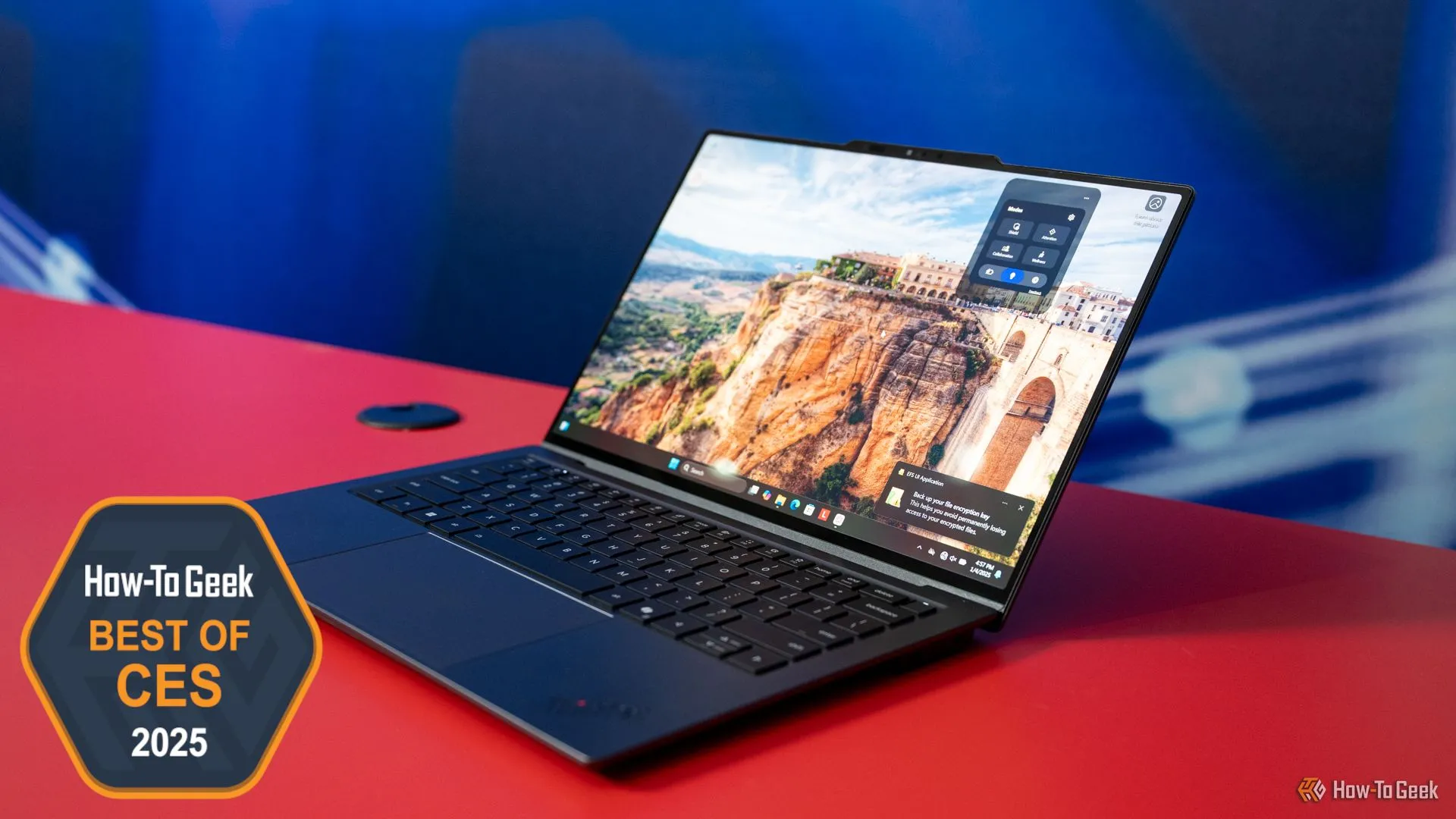 Laptop Lenovo ThinkPad X9 Aura Edition đang hiển thị màn hình làm việc với giao diện tươi sáng.