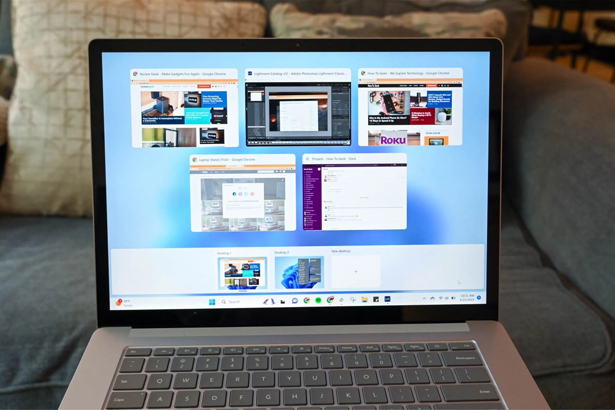 Laptop Surface hiển thị chế độ chia đôi màn hình, giúp làm việc đa nhiệm và tăng năng suất hiệu quả.