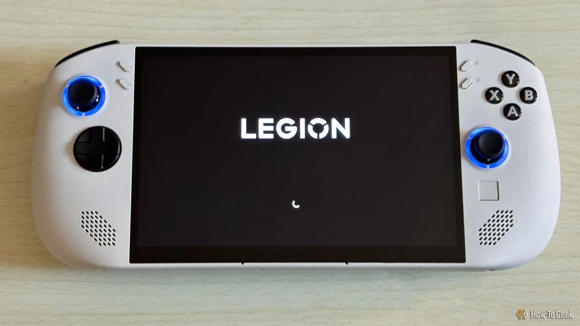 Lenovo Legion Go S hiển thị màn hình khởi động, minh họa một trong những thiết bị chơi game cầm tay đang đối mặt với biến động giá trên thị trường