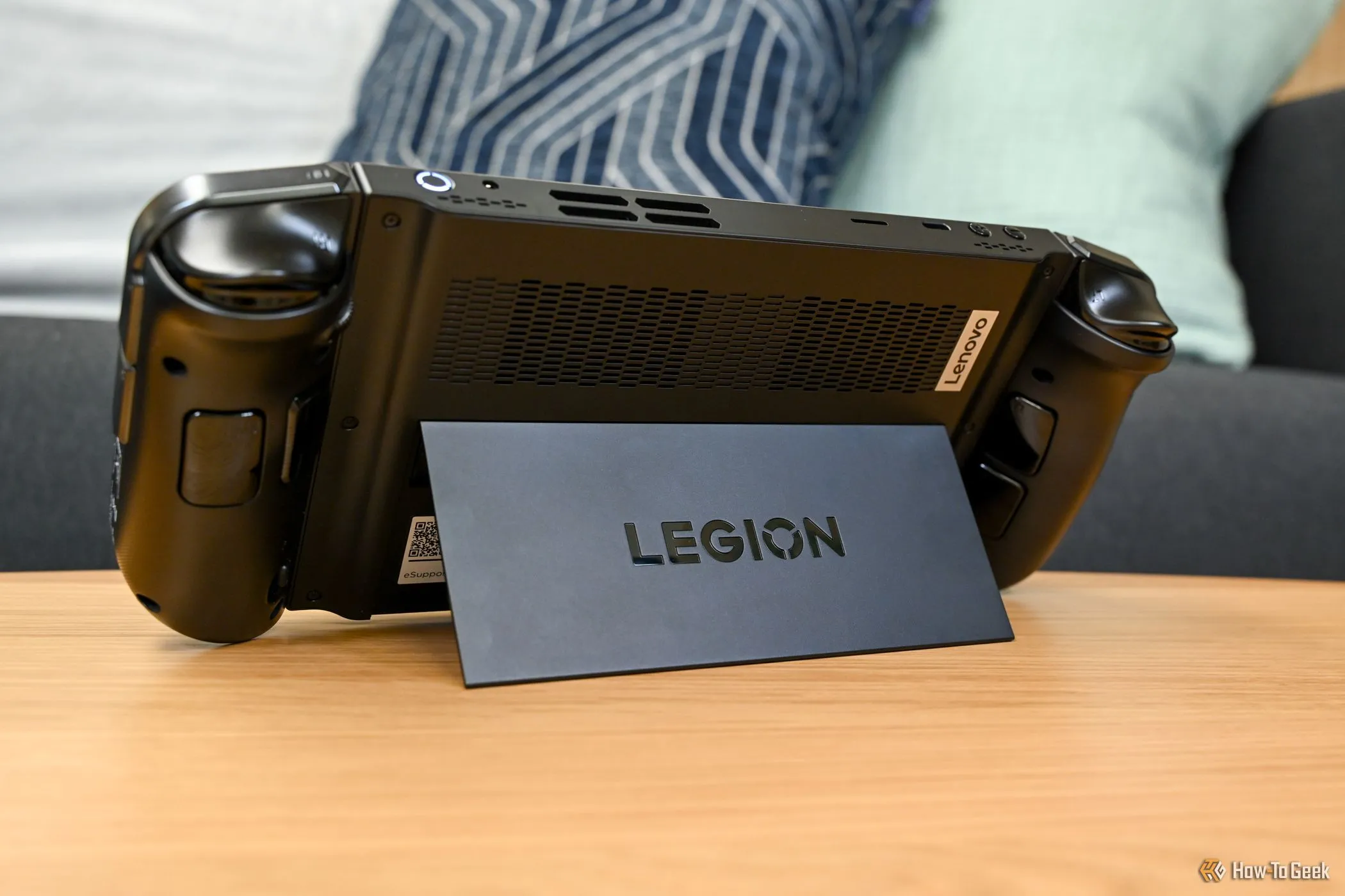 Lenovo Legion Go với chân đế