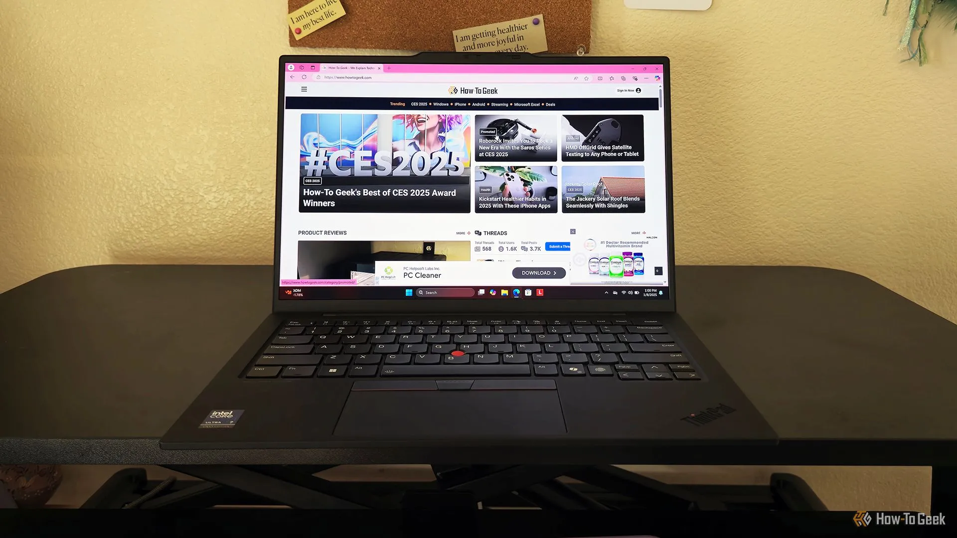 Lenovo ThinkPad X1 Carbon Gen 13 Aura Edition đang mở trên bàn làm việc, thể hiện sự gọn nhẹ và tiện lợi cho công việc văn phòng