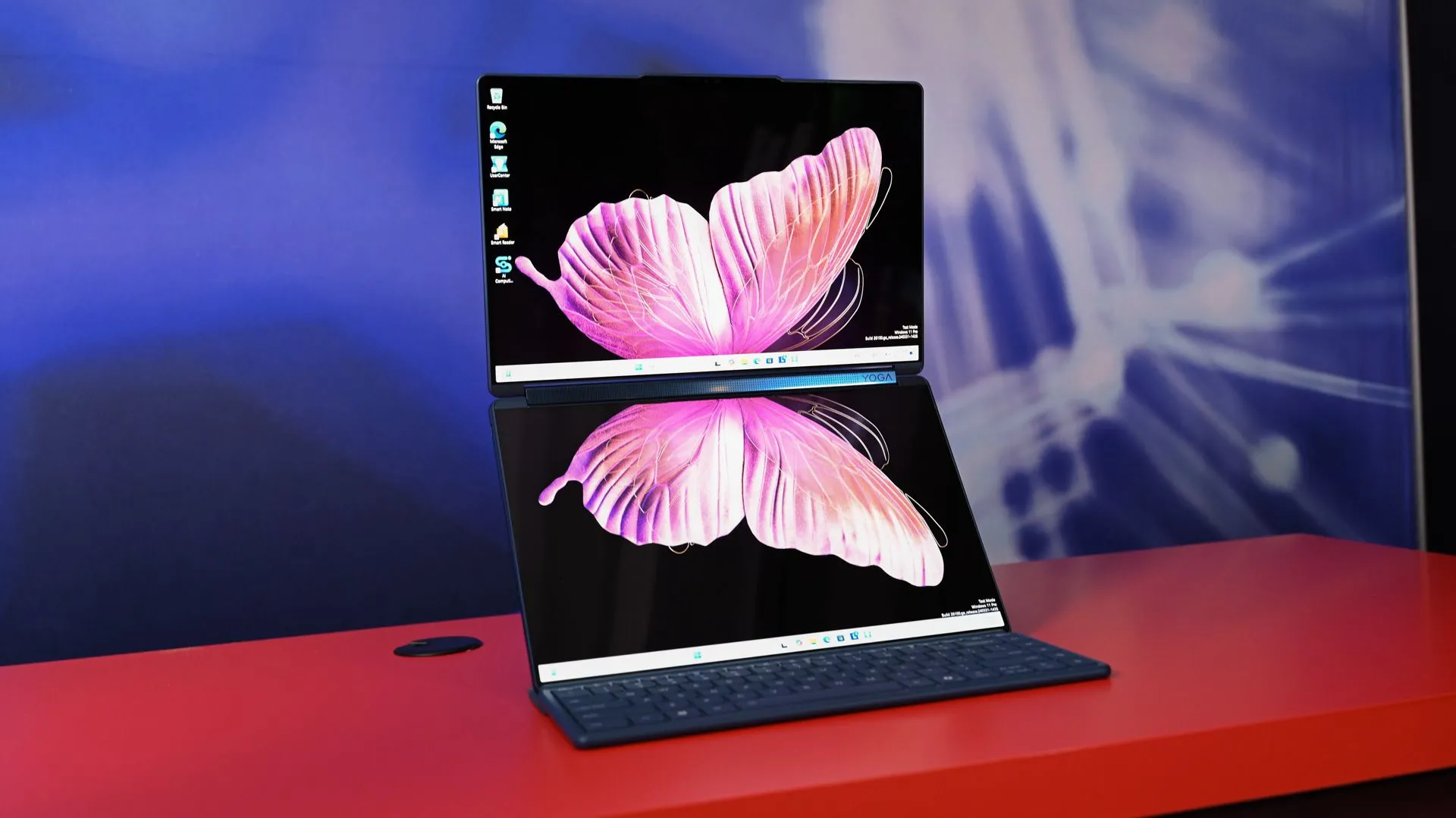 Lenovo Yoga Book 9i với hai màn hình cảm ứng độc đáo mở ra